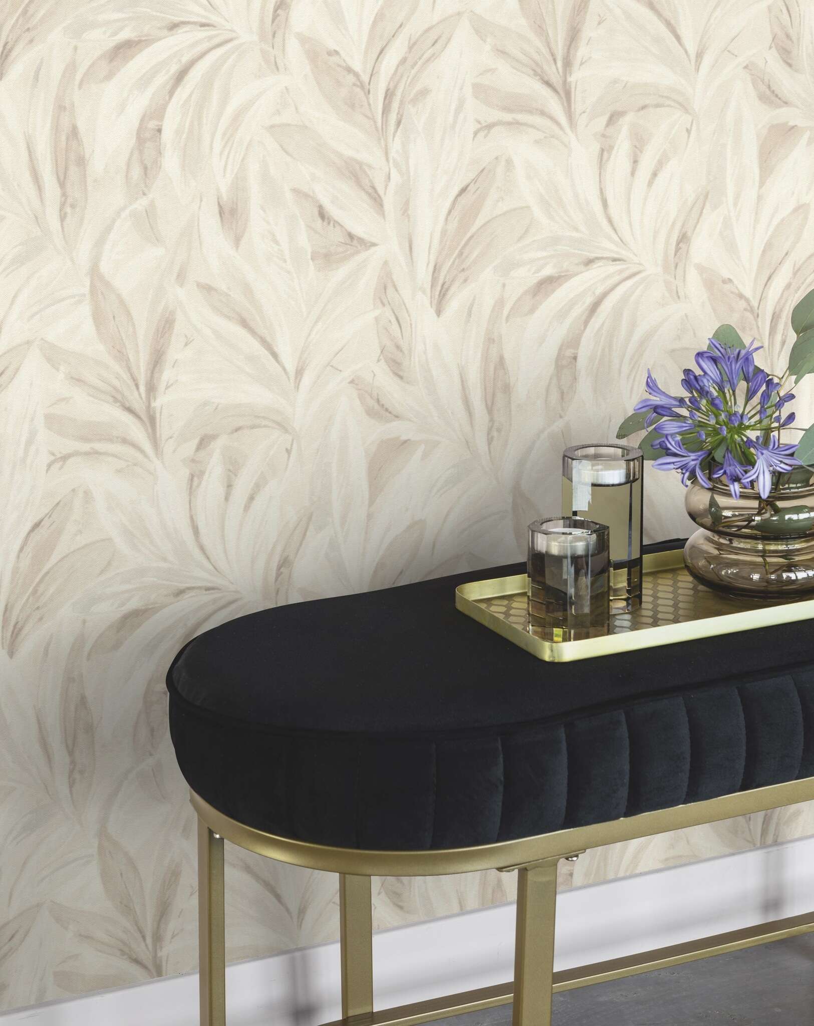 10-547467 Raumsituationen 1 Room with Wallpaper with stylised leaves and a fabric look