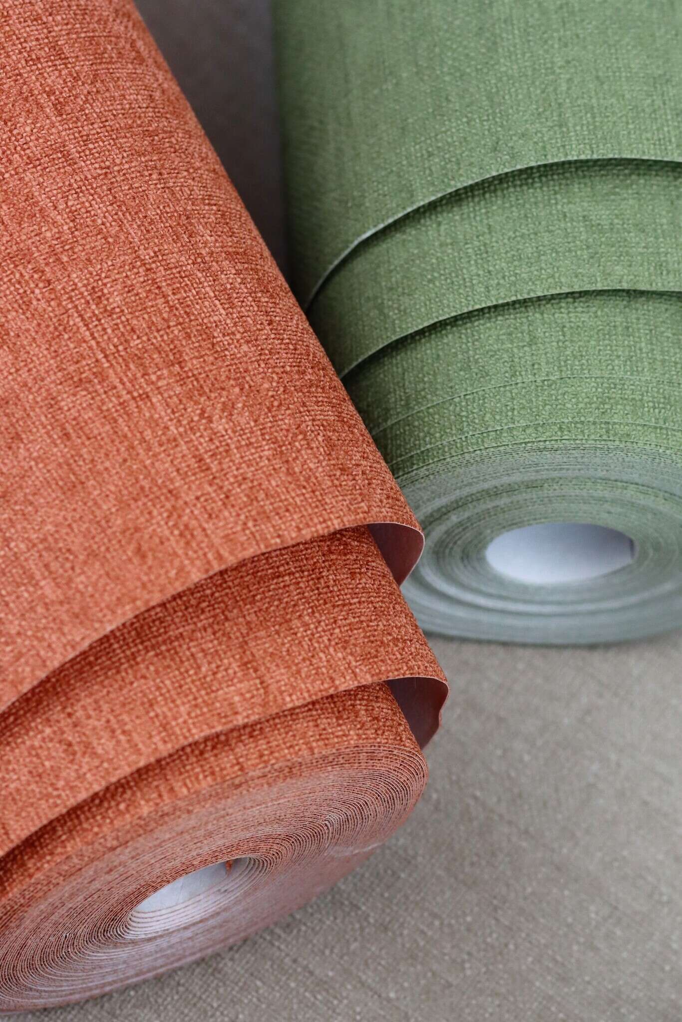 10-452068 Detailaufnahmen 2 Detailed image of Non-woven wallpaper in olive green with a matt surface and textile-like texture – understated and stylish.