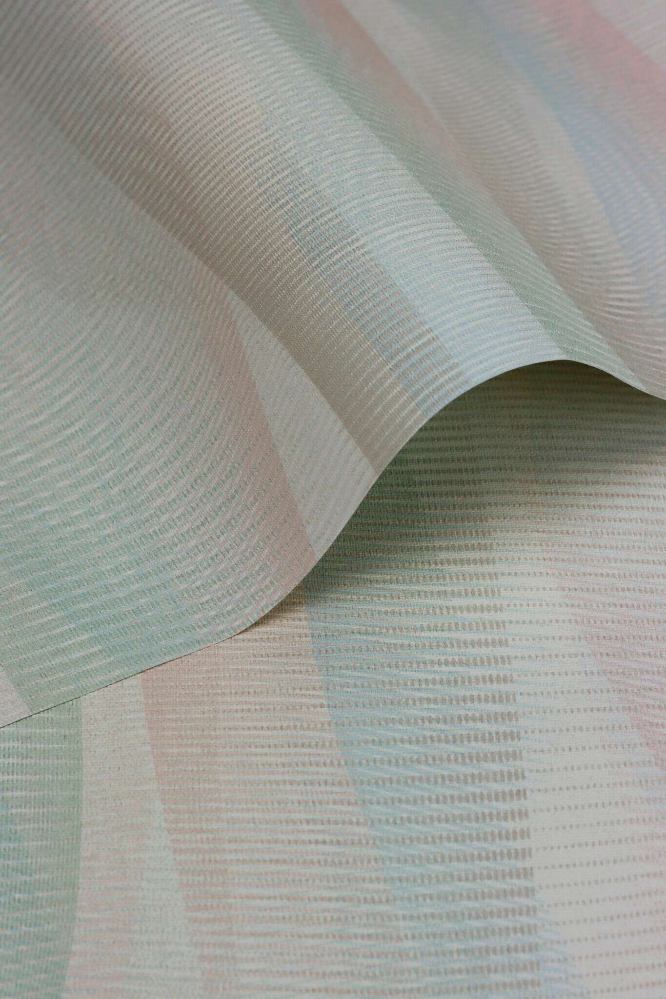 10-651522 Detailaufnahmen 16 Detailbild von Tapete mit Wellen und schwungvollen Farbverlauf