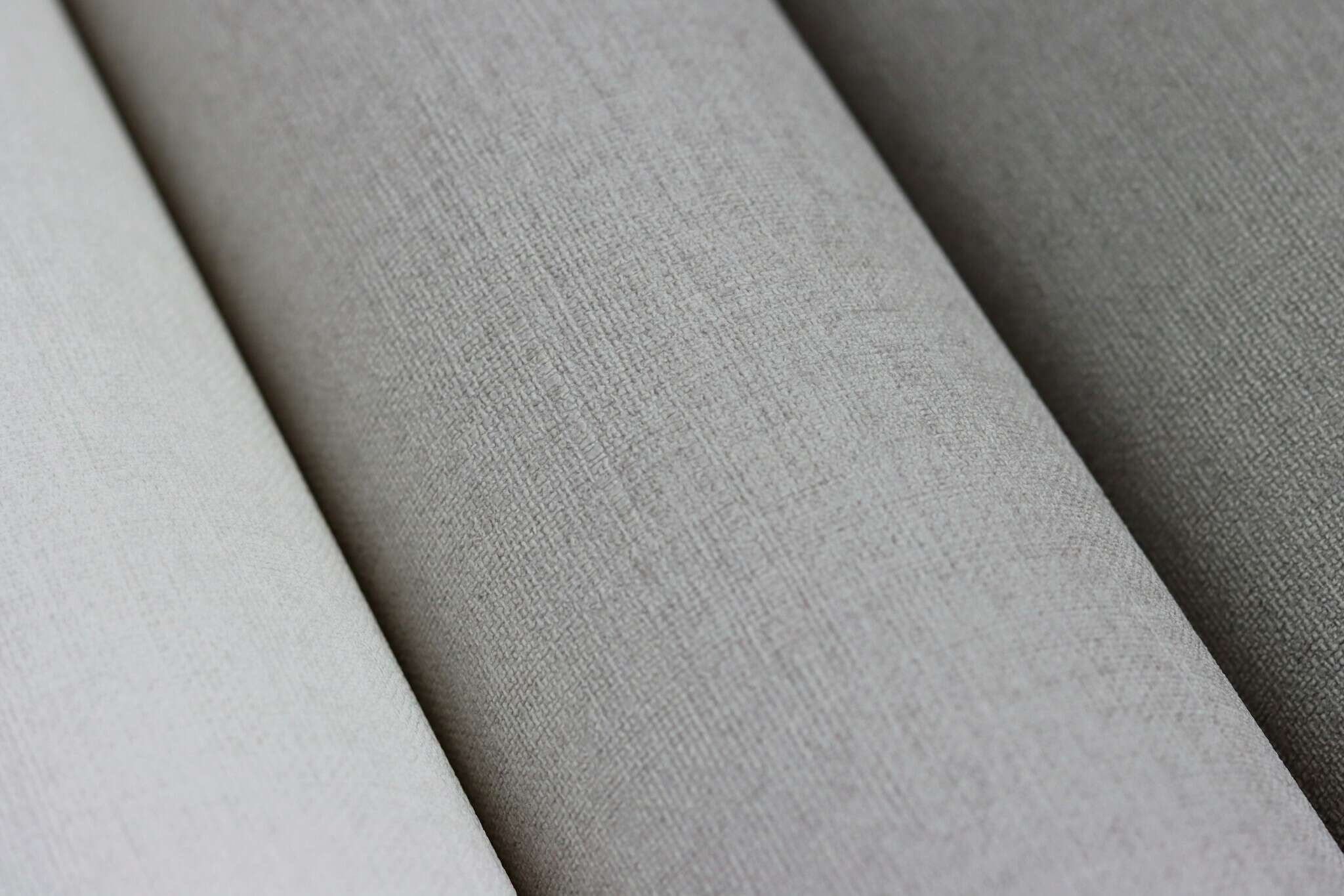 10-452013 Detailaufnahmen 1 Detailed image of Subtle light beige wallpaper with a textile look and textile surface.