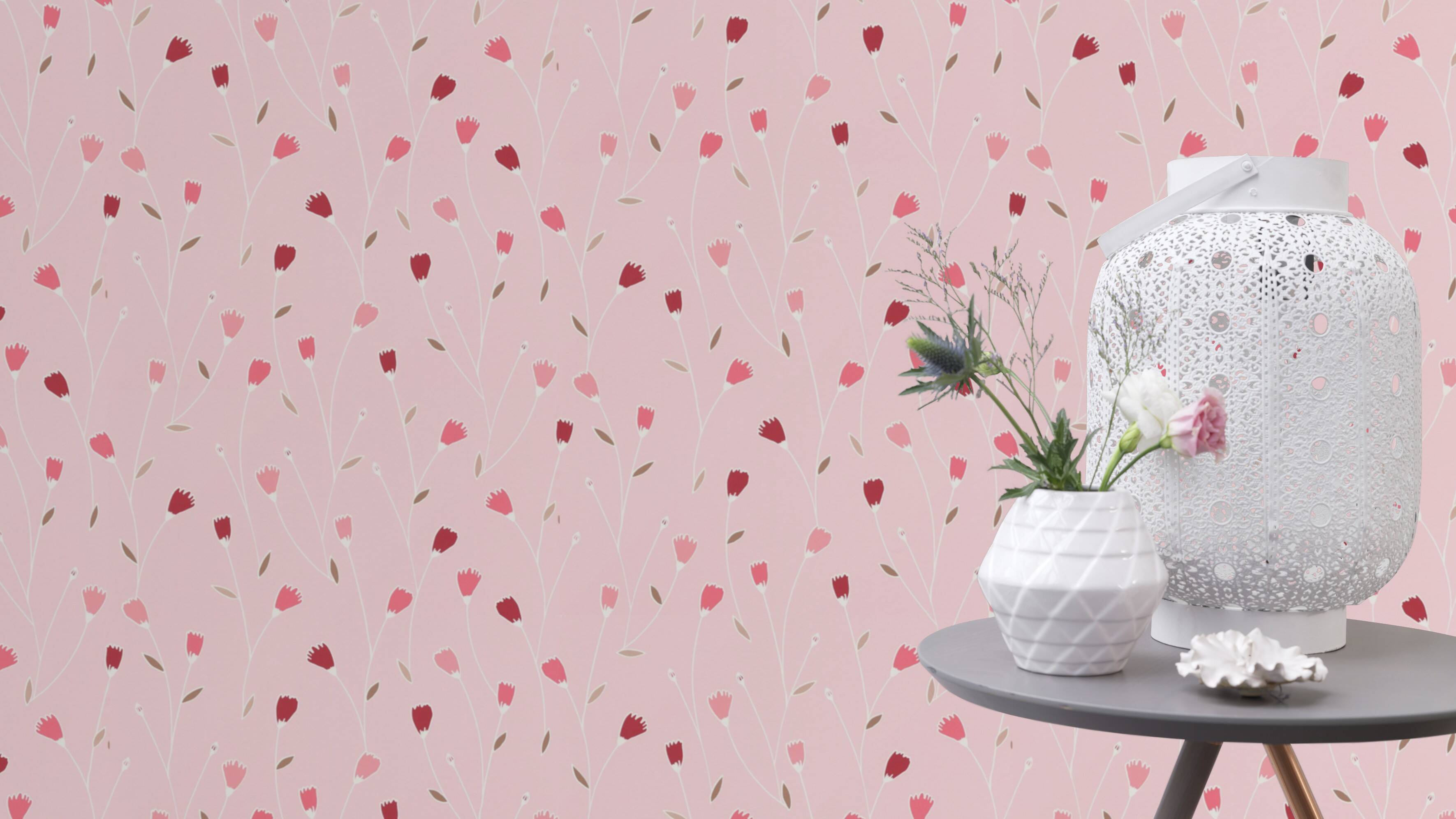 10-203165 Raumsituationen 2 Room with Wallpaper with delicate flowers in pink and berry tones on a pastel pink background