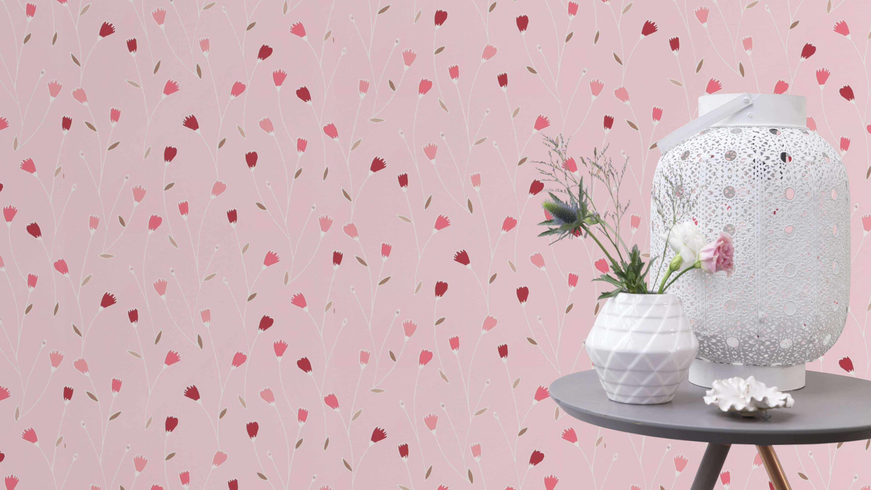 10-203165 Raumsituationen 2 Room with Wallpaper with delicate flowers in pink and berry tones on a pastel pink background