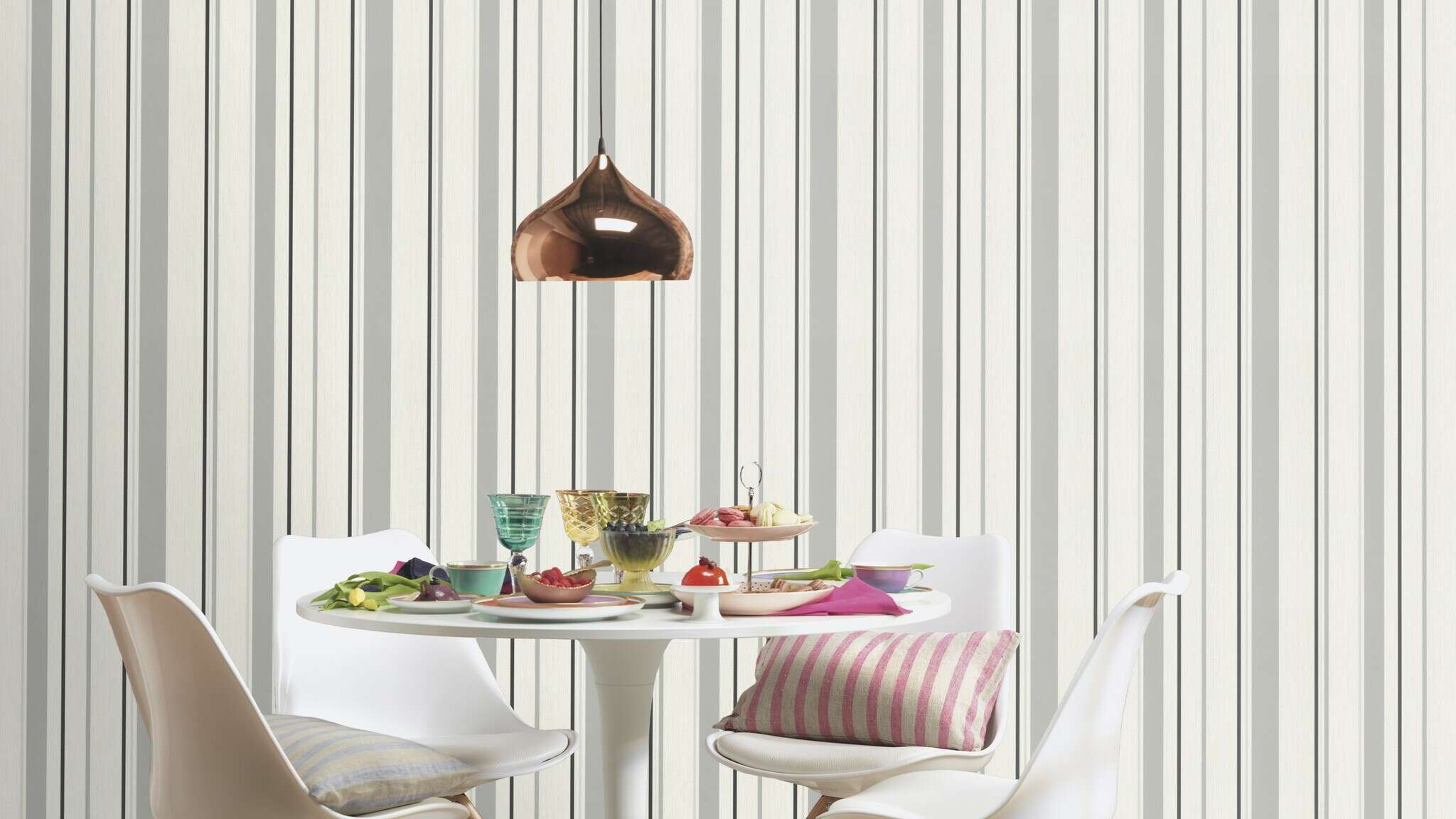 10-536256 Raumsituationen 2 Room with Striped wallpaper with different textures