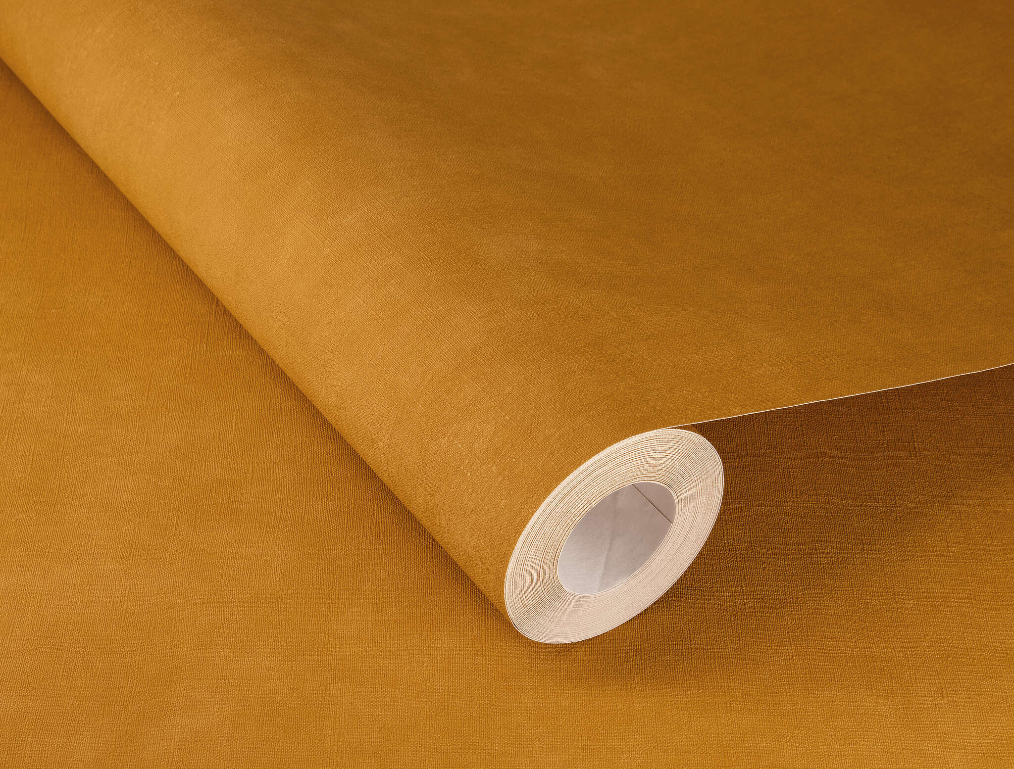10-330137 Detailaufnahmen 1 Detailed image of Strong wallpaper in warm mustard yellow with a finely woven texture – lively and modern.