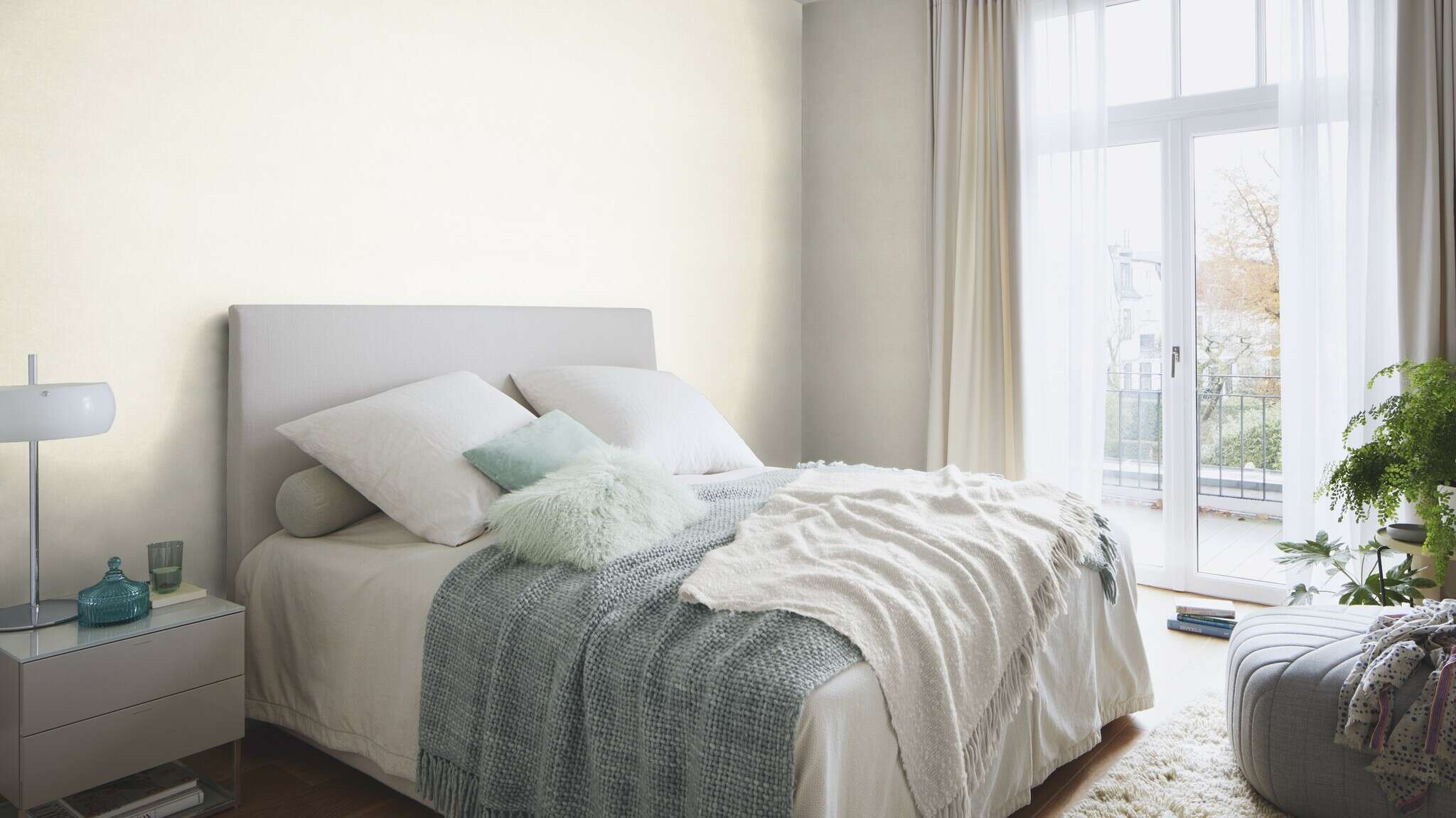 10-467116 Raumsituationen 7 Room with Light non-woven wallpaper with a creamy background and slightly cloudy texture – calm, soft and universally applicable.