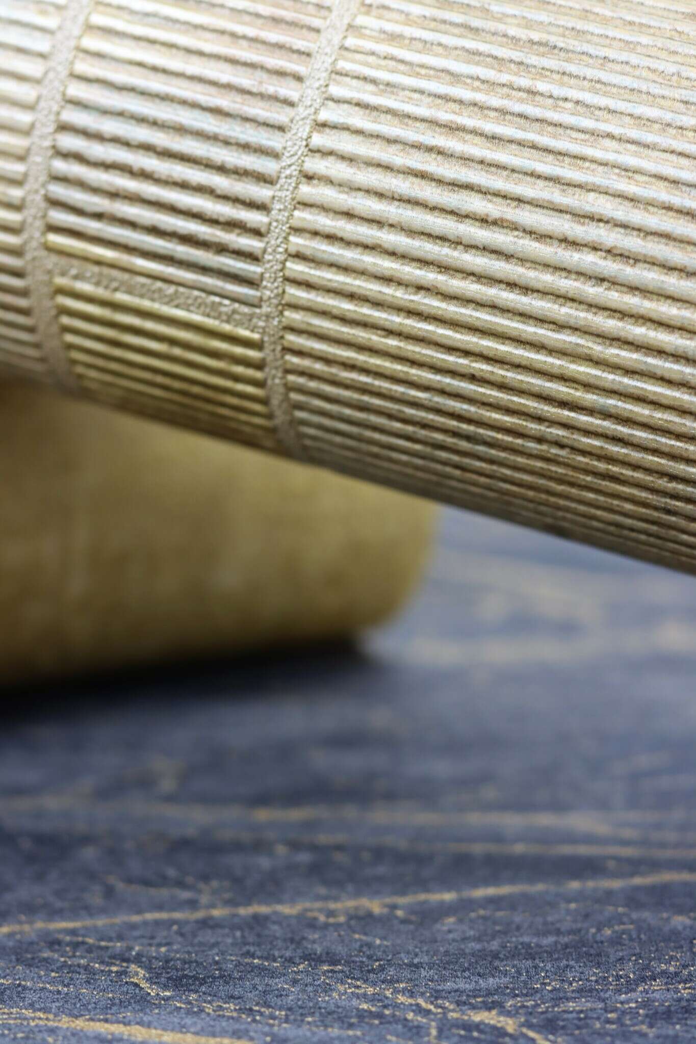 10-429312 Detailaufnahmen 18 Detailed image of Non-woven wallpaper with a textured surface in a mustard yellow colour.