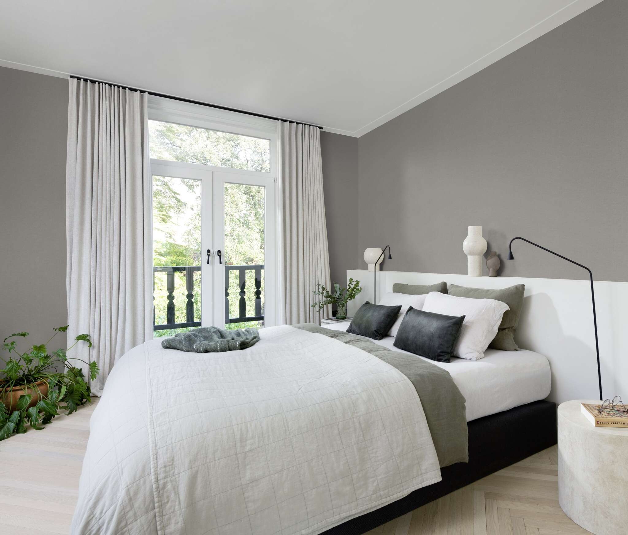10-448627 Raumsituationen 6 Room with Plain wallpaper in grey with a textile linen-like surface, ideal for cosy room designs.