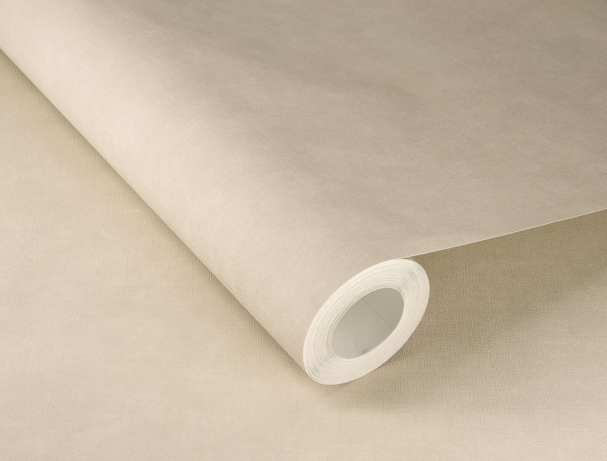 10-330021 Detailaufnahmen 1 Detailed image of Beige plain wallpaper with a subtle textile surface – calm, natural and cosy.