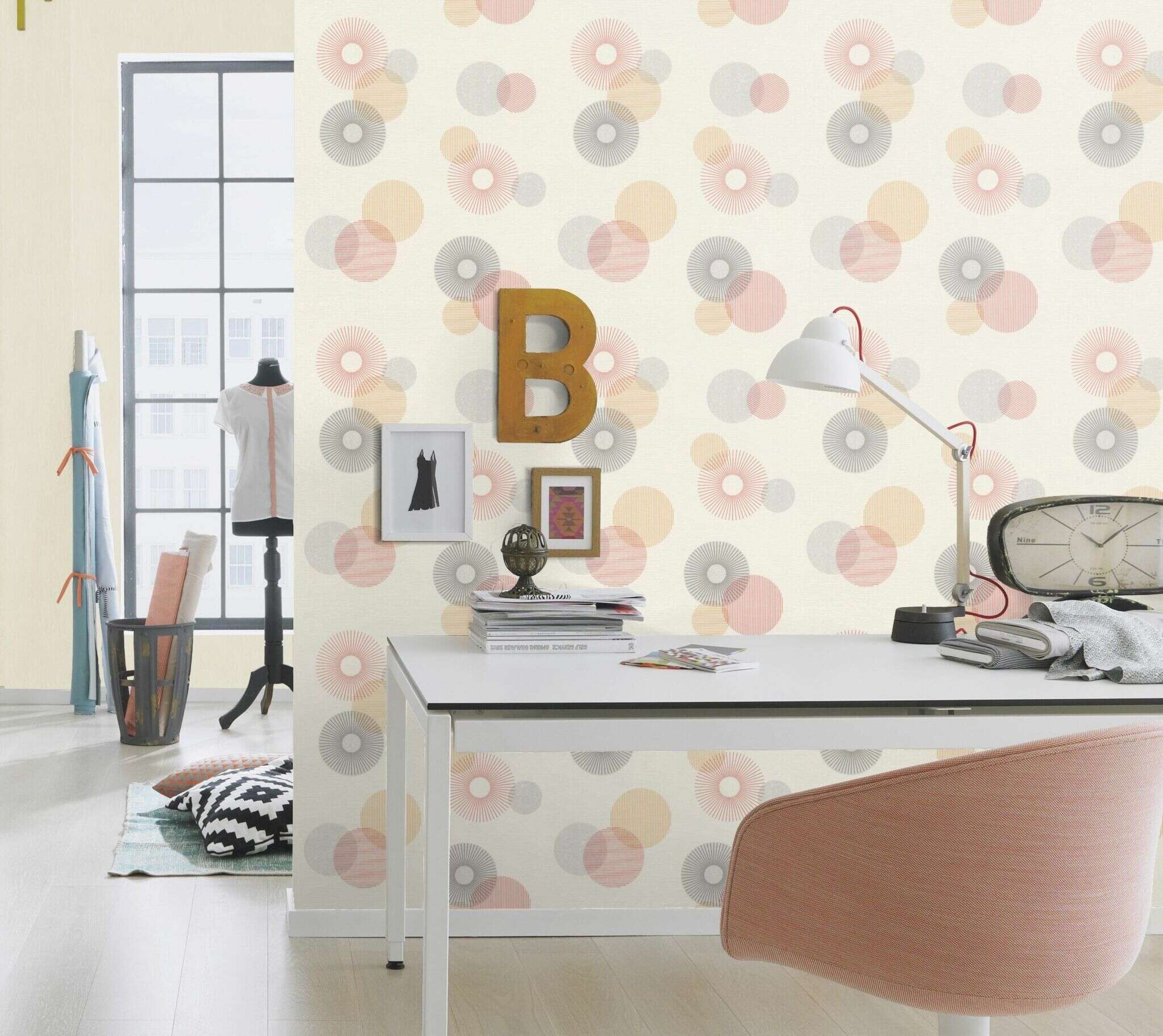 10-311518 Raumsituationen 1 Room with Light wallpaper with a playful circle pattern in rose, apricot and grey on a cream background