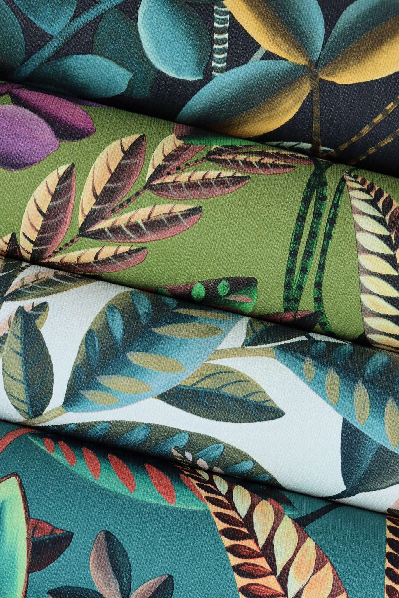 10-485561 Detailaufnahmen 4 Image détaillée de Plantes fantaisistes en turquoise, marron clair, blanc crème et gris sur fond noir