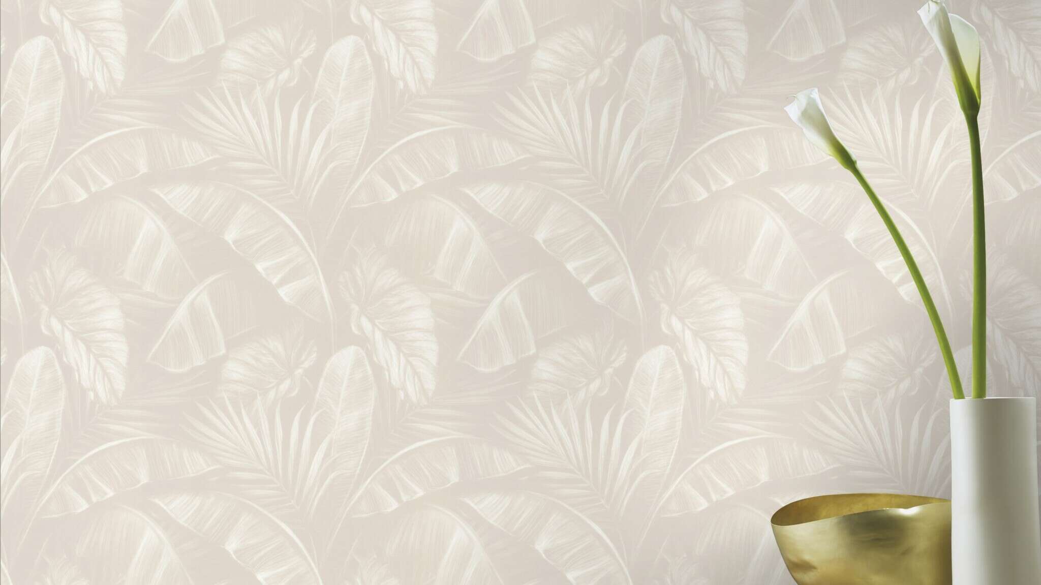 10-286595 Raumsituationen 2 Room with Subtle tropical wallpaper with stylised palm leaves in tone-on-tone beige for a calm and natural room effect