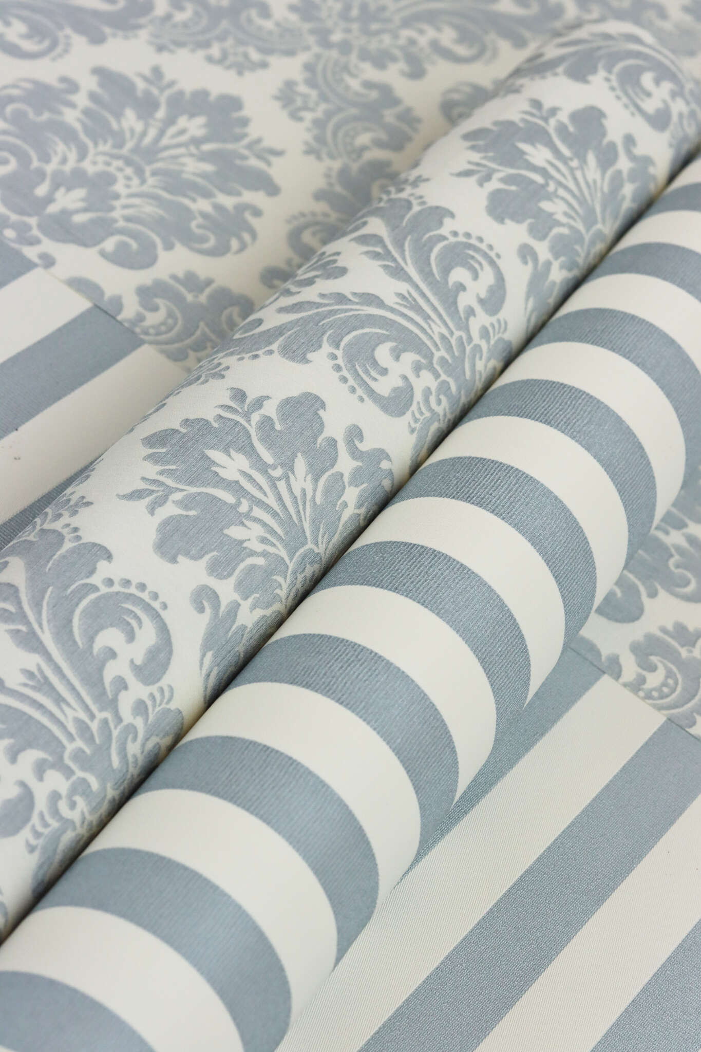 10-570533 Detailaufnahmen 1 Detailed image of Silver-blue ornaments in classic baroque style on a cream-white background with a textile look