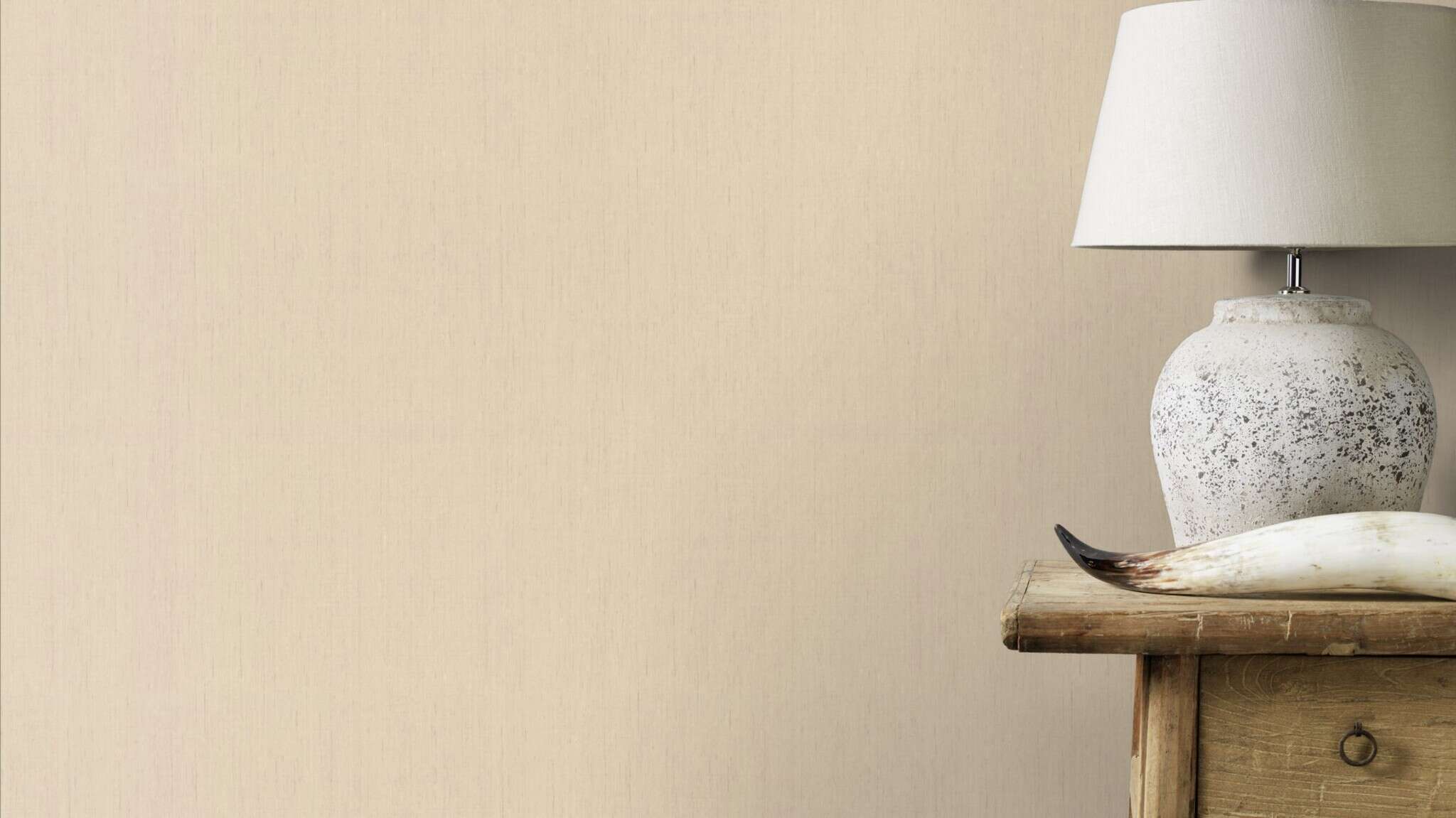 10-746037 Raumsituationen 4 Room with Single-colour wallpaper with a textile texture