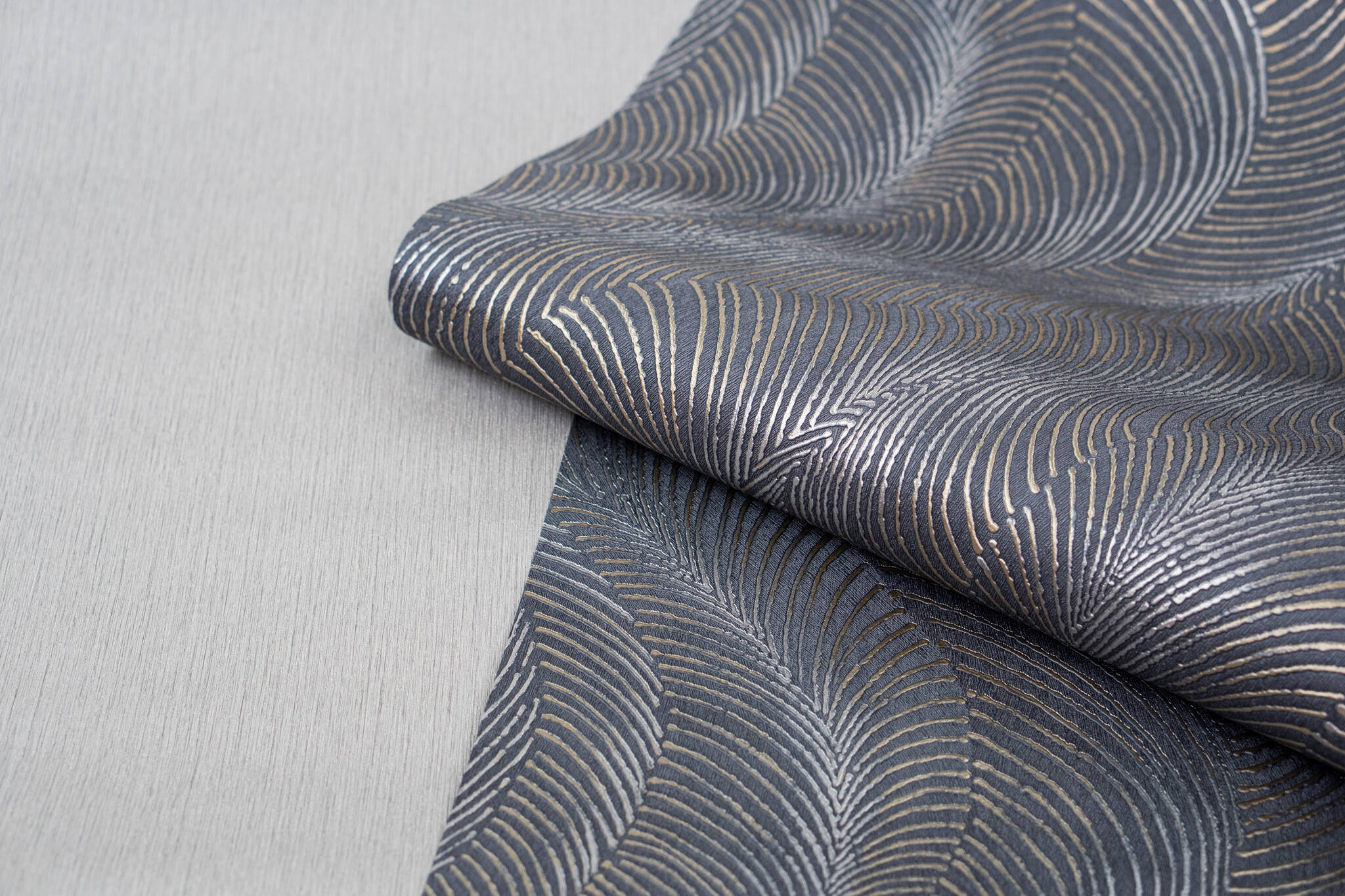 10-659665 Detailaufnahmen 2 Non-woven wallpaper in blue-taupe Incanto 659665