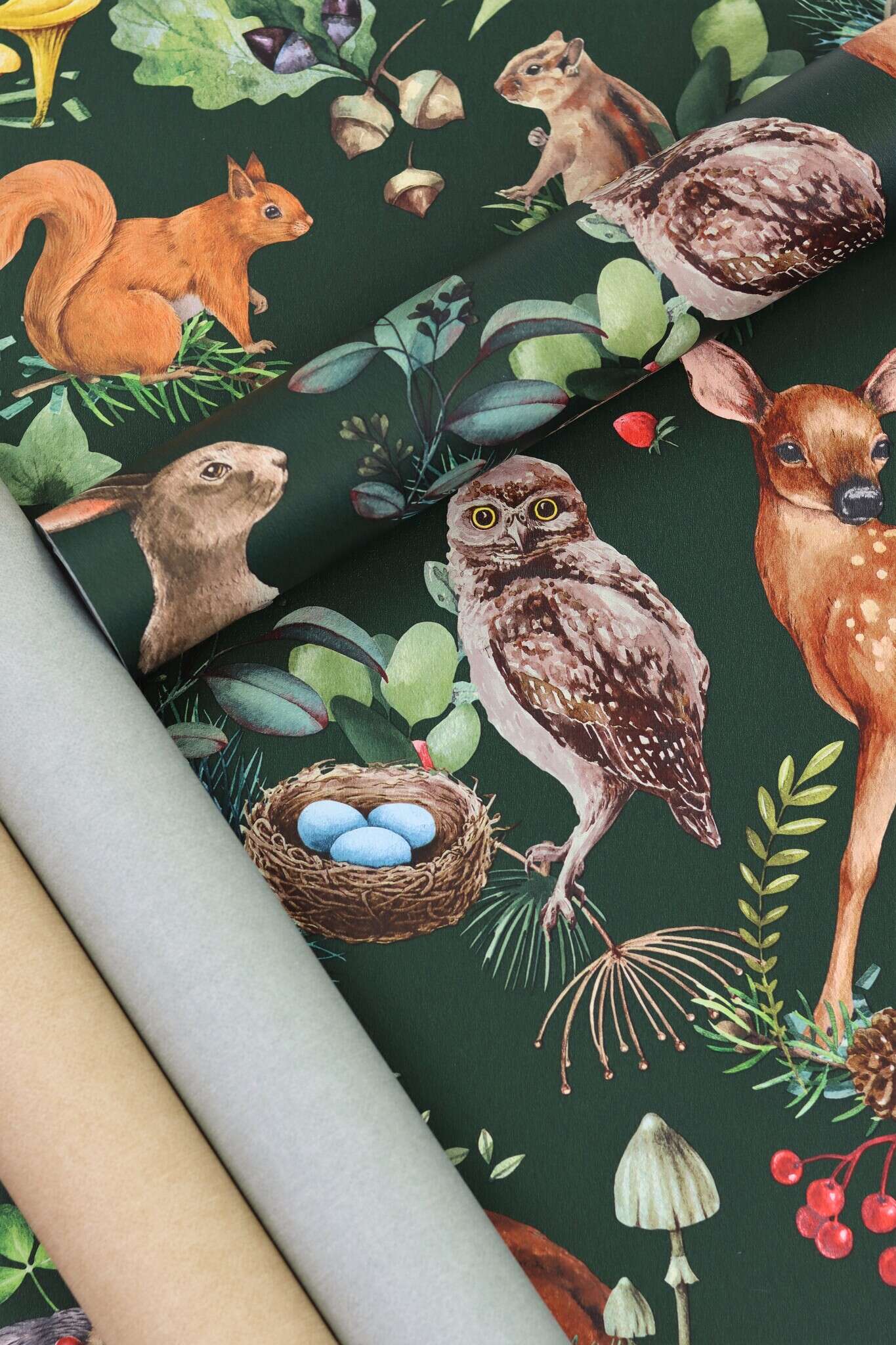 10-300338 Detailaufnahmen 2 Detailed image of Dark wallpaper with detailed forest creatures in bold colours – ideal for accent walls in children's rooms