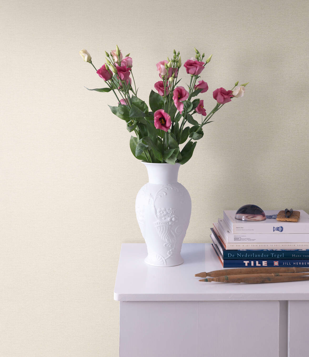 10-448504 Raumbilder 1 Room with Delicate non-woven wallpaper in a light pink tone with a fine, textile-like texture – ideal for a soft, cosy ambience.