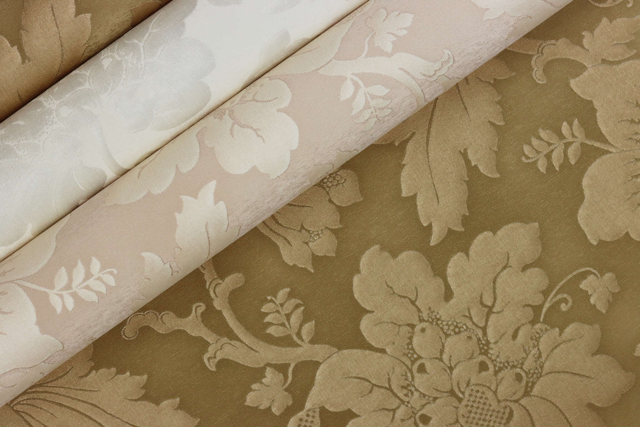10-570434 Detailaufnahmen 1 Detailed image of Flowers and leaves on a fine fabric background in silver grey tones