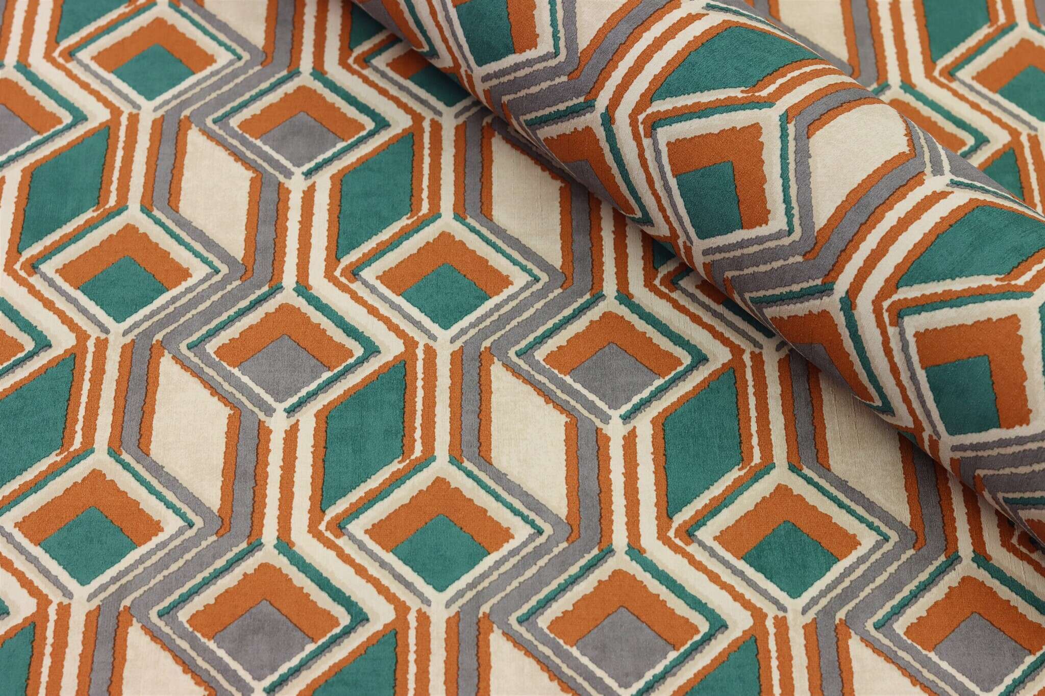 10-746525 Detailaufnahmen 9 Detailed image of Graphic wallpaper with squares, diamonds and lines in an ethnic design