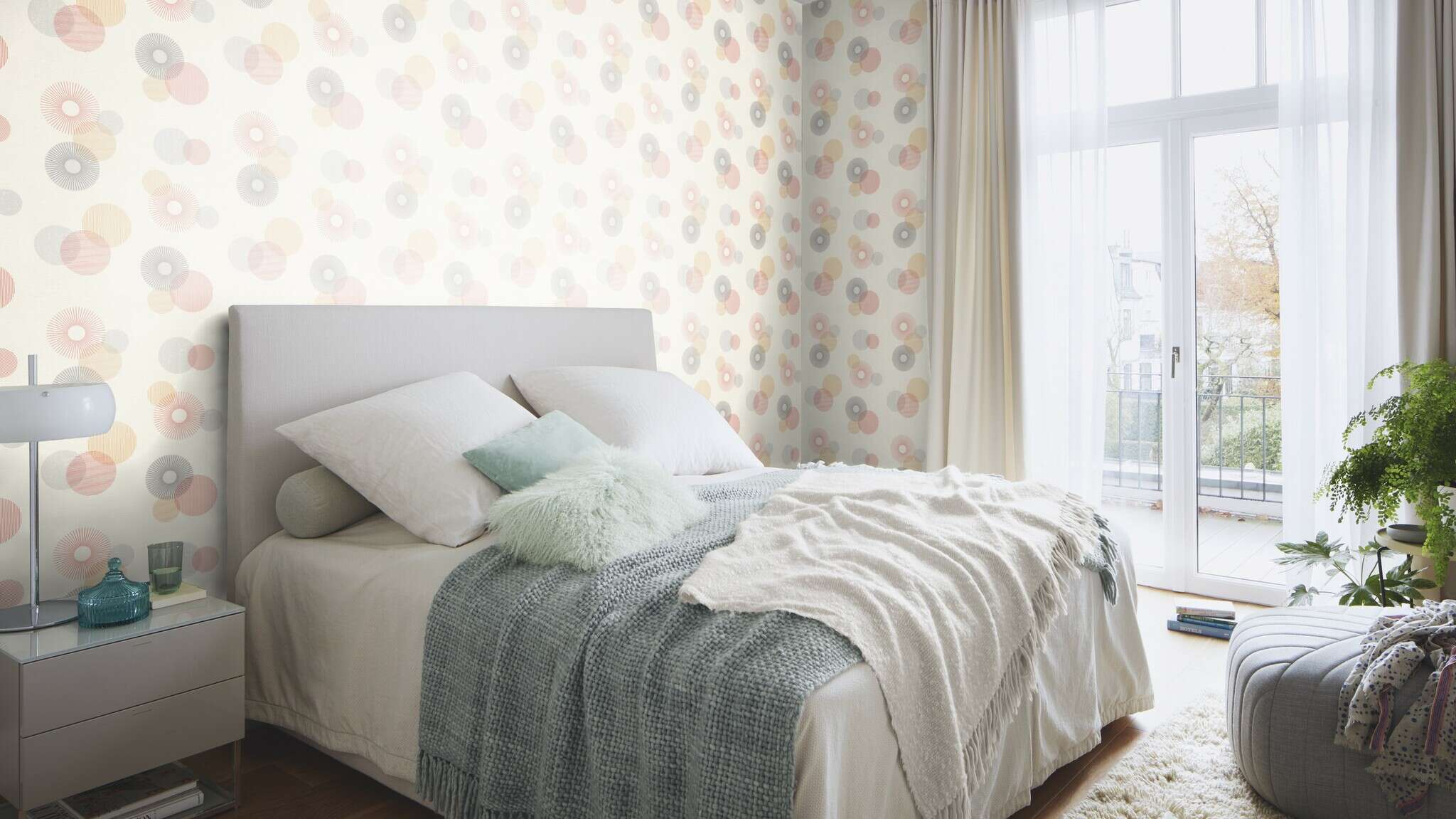 10-311518 Raumsituationen 2 Room with Light wallpaper with a playful circle pattern in rose, apricot and grey on a cream background