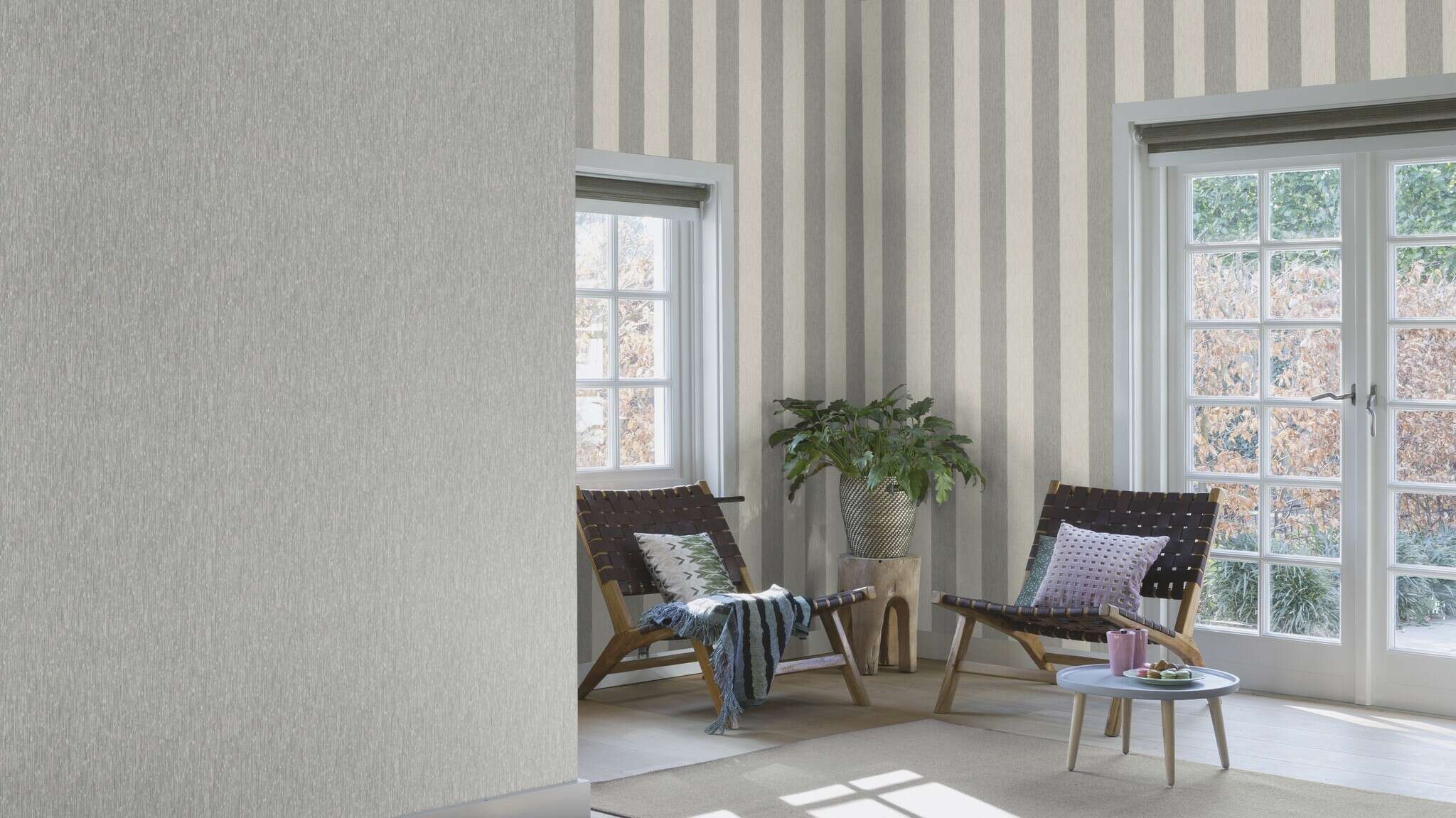 10-844009 Raumsituationen 2 Room with Wallpaper with block stripes and grooved texture