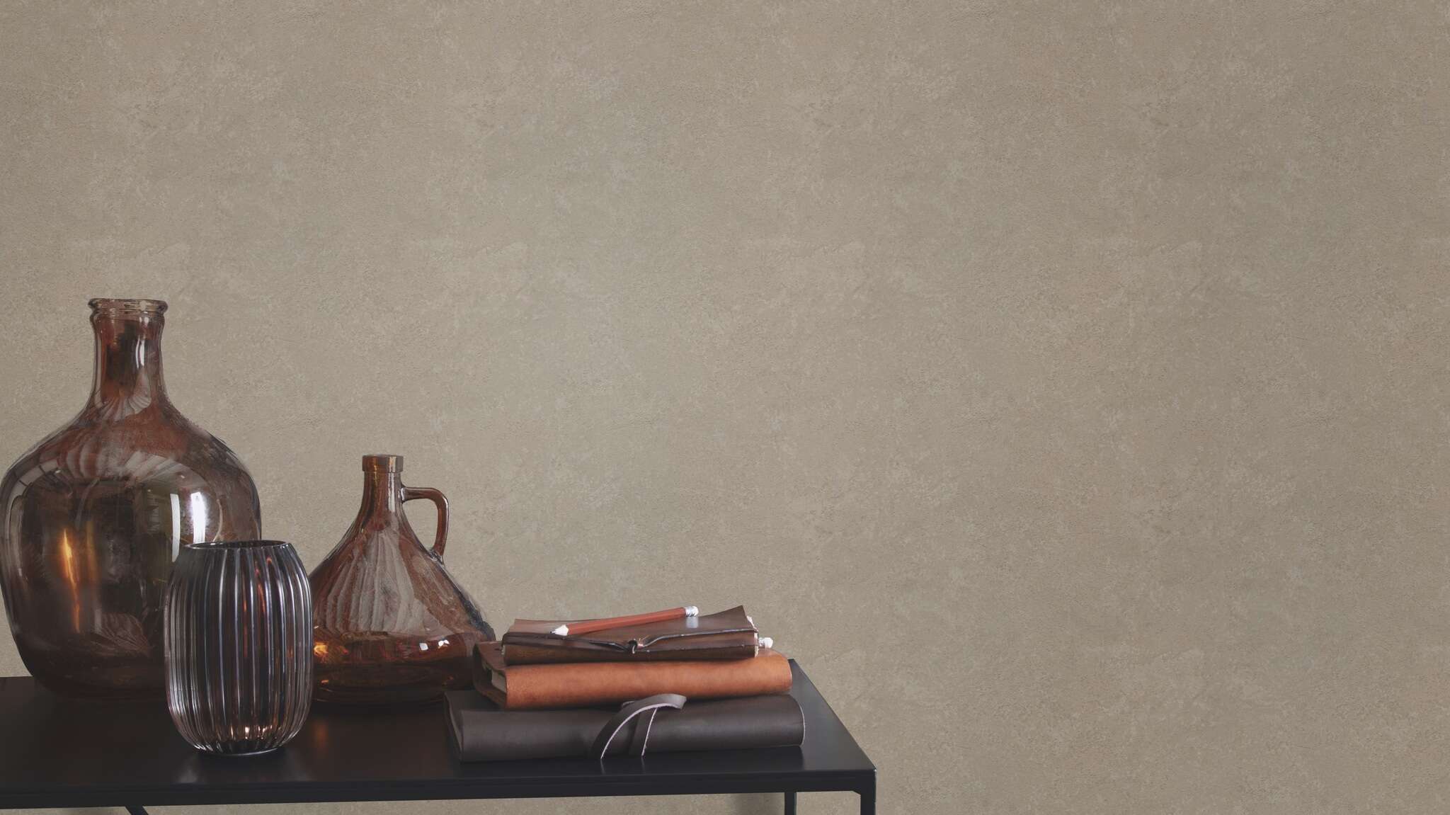 10-315158 Raumsituationen 5 Room with Warm taupe in a metallic-oxidised look for cosy, elegant wall accents.