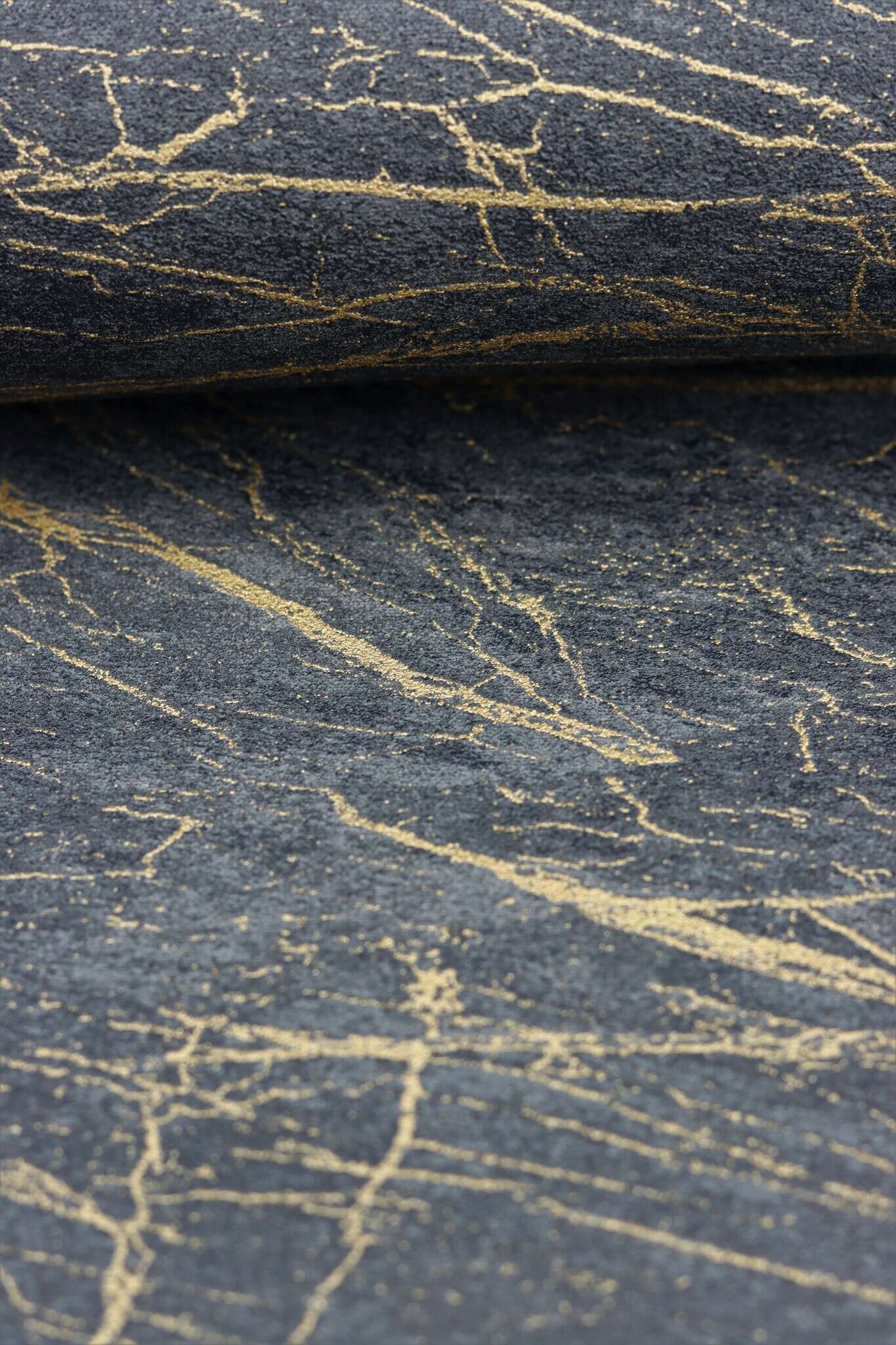 10-428964 Detailaufnahmen 16 Detailed image of Non-woven wallpaper in black marble look with irregular gold-coloured veining.