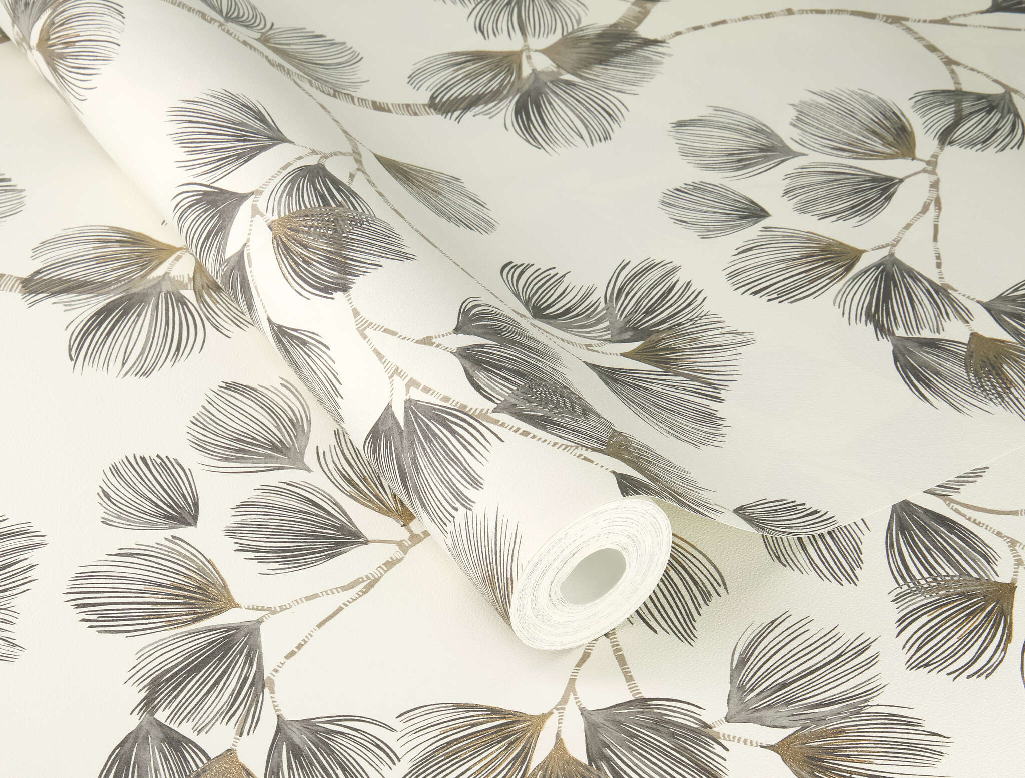 10-866933 Detailaufnahmen 1 Detailed image of Wallpaper with branches and gold accents