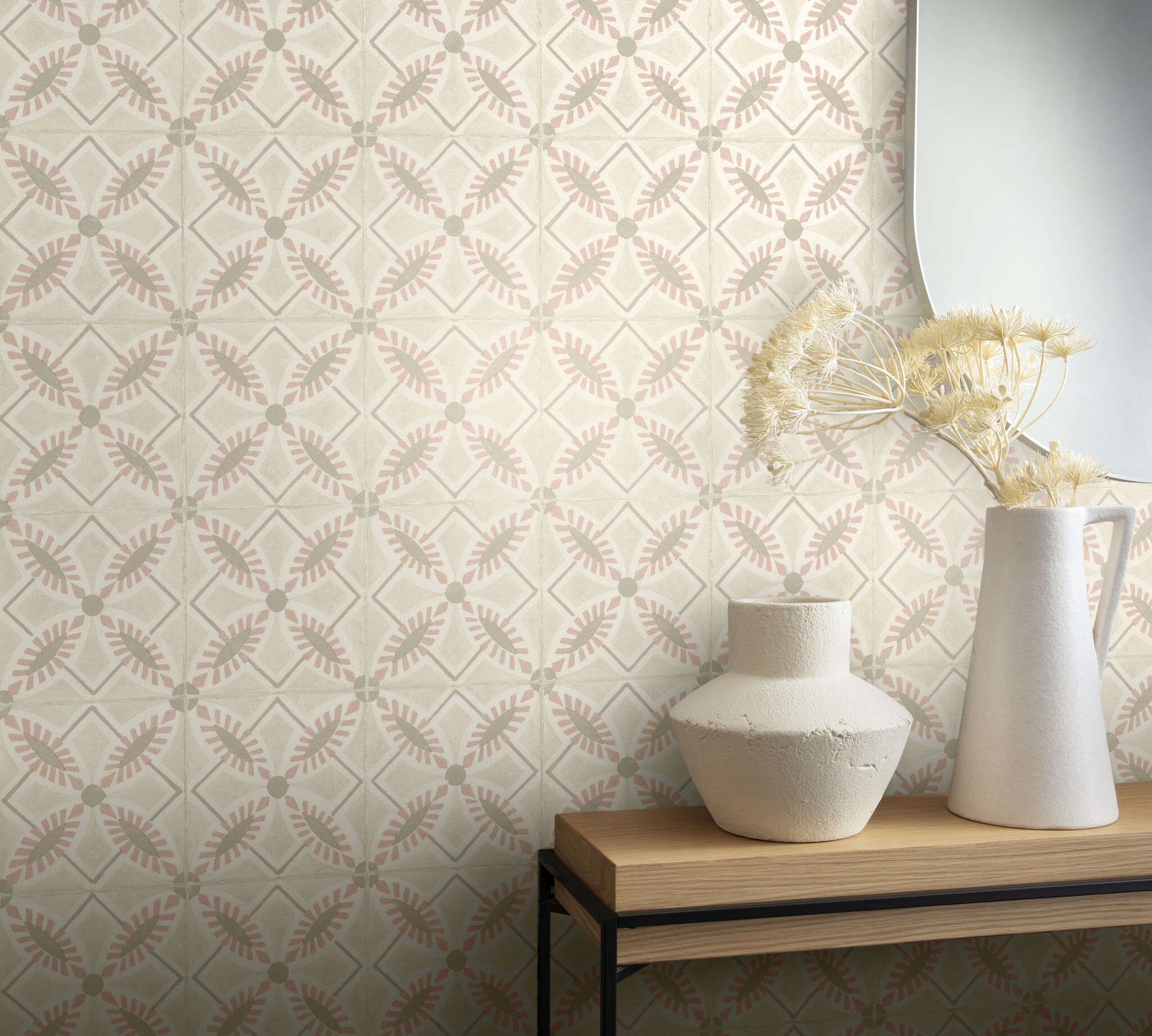 10-410273 Raumbilder 1 Raum mit Vliestapete mit geometrischem Retro-Muster in Beige und zartem Rosé – inspiriert von Vintage-Fliesen.
