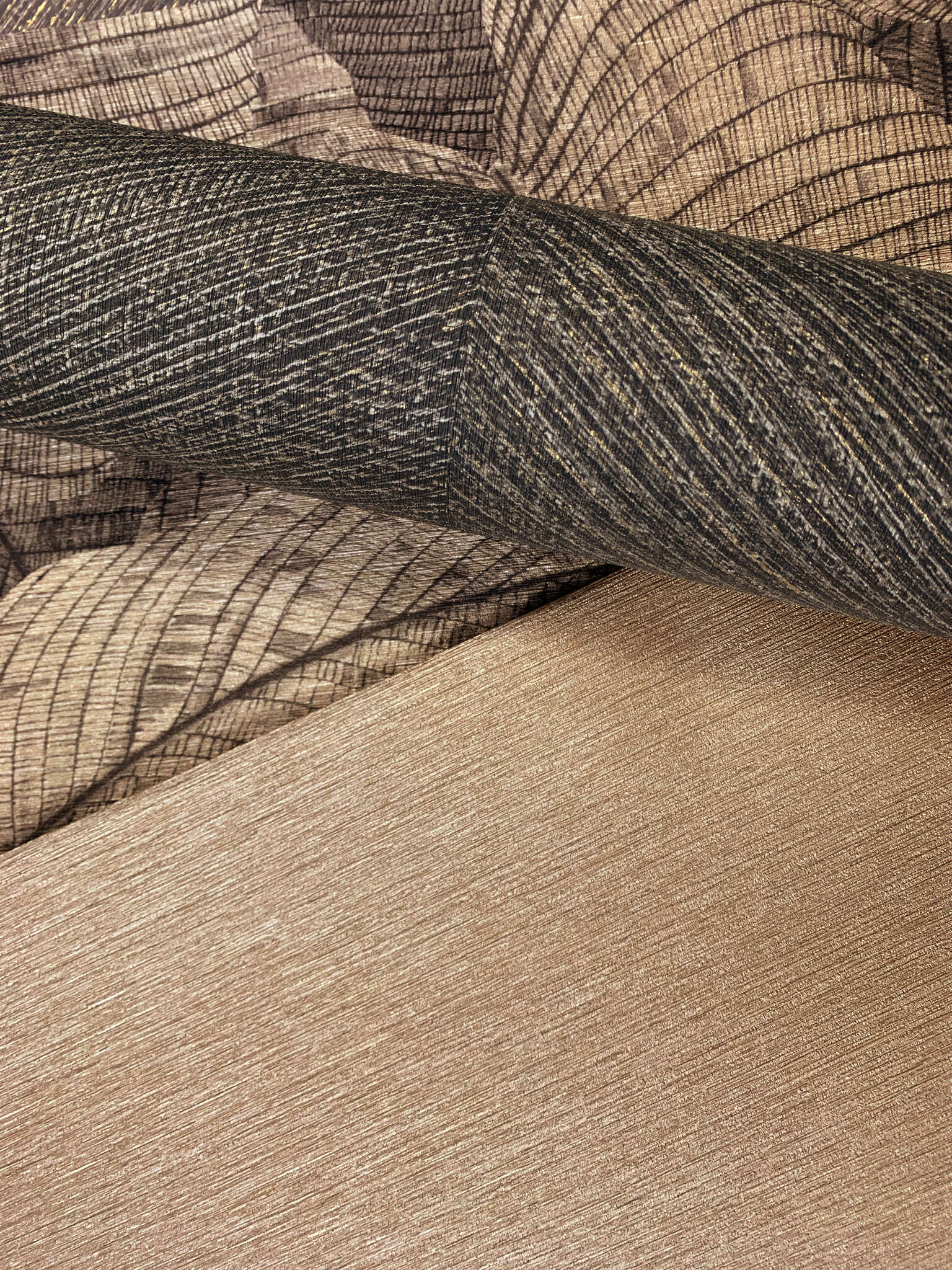 10-720327 Detailaufnahmen 2 Detailed image of Wallpaper with chevron pattern and grooved texture