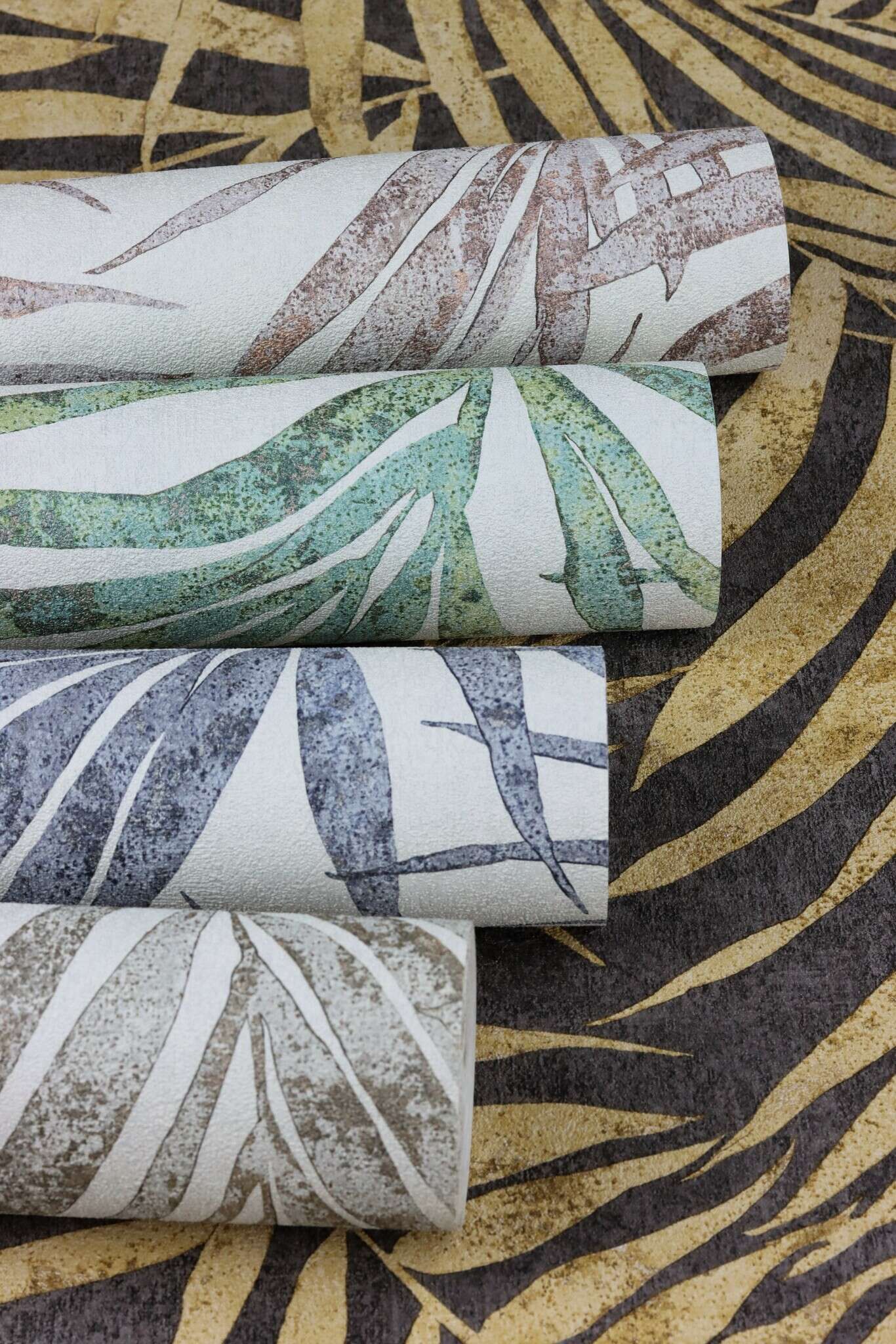 10-617429 Detailaufnahmen 6 Palm leaves non-woven wallpaper in blue-demin Indigo Selection 617429