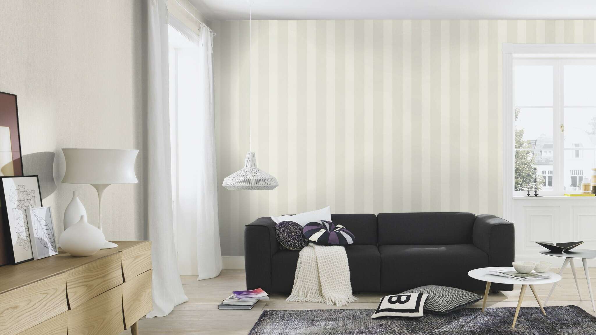 10-633467 Raumsituationen 1 Une chambre avec Papier peint rayé avec une texture granuleuse