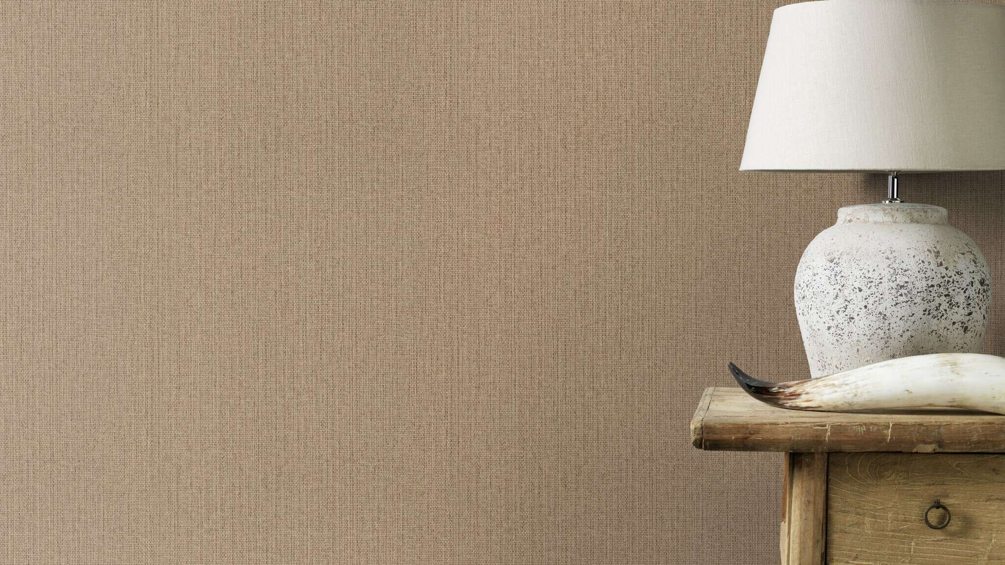 10-407914 Raumsituationen 1 Room with Wallpaper in warm brown with a finely textured linen look for a cosy atmosphere