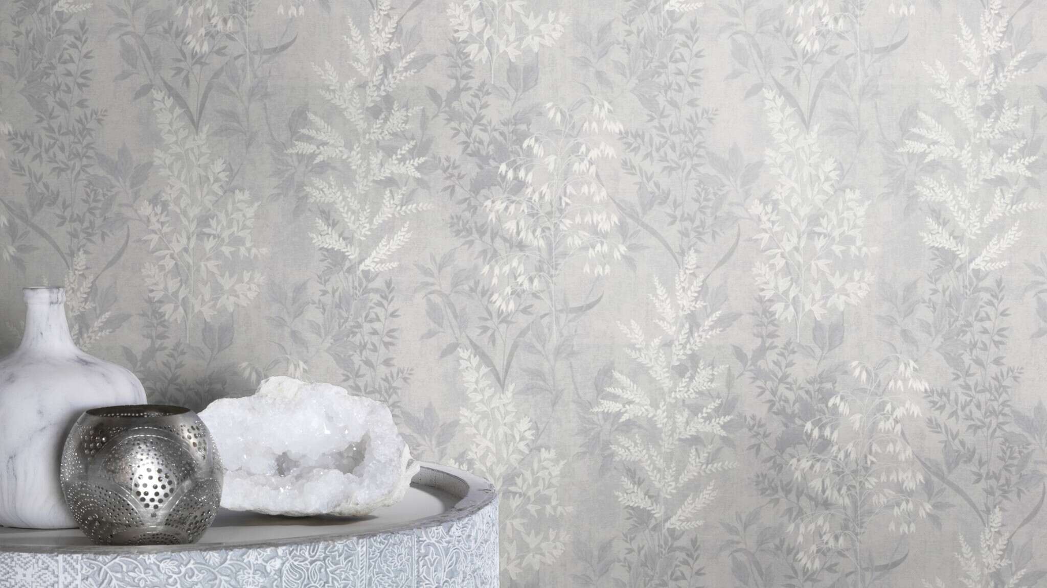 10-285024 Raumsituationen 1 Room with Wallpaper with an elegant glossy pattern of leaves and flowers on a grey background