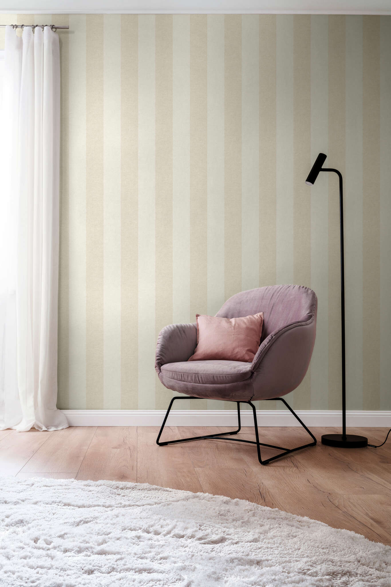 Vliestapete mit Streifen in Creme und Beige 600759 Room with Wallpaper with block stripes and textile texture
