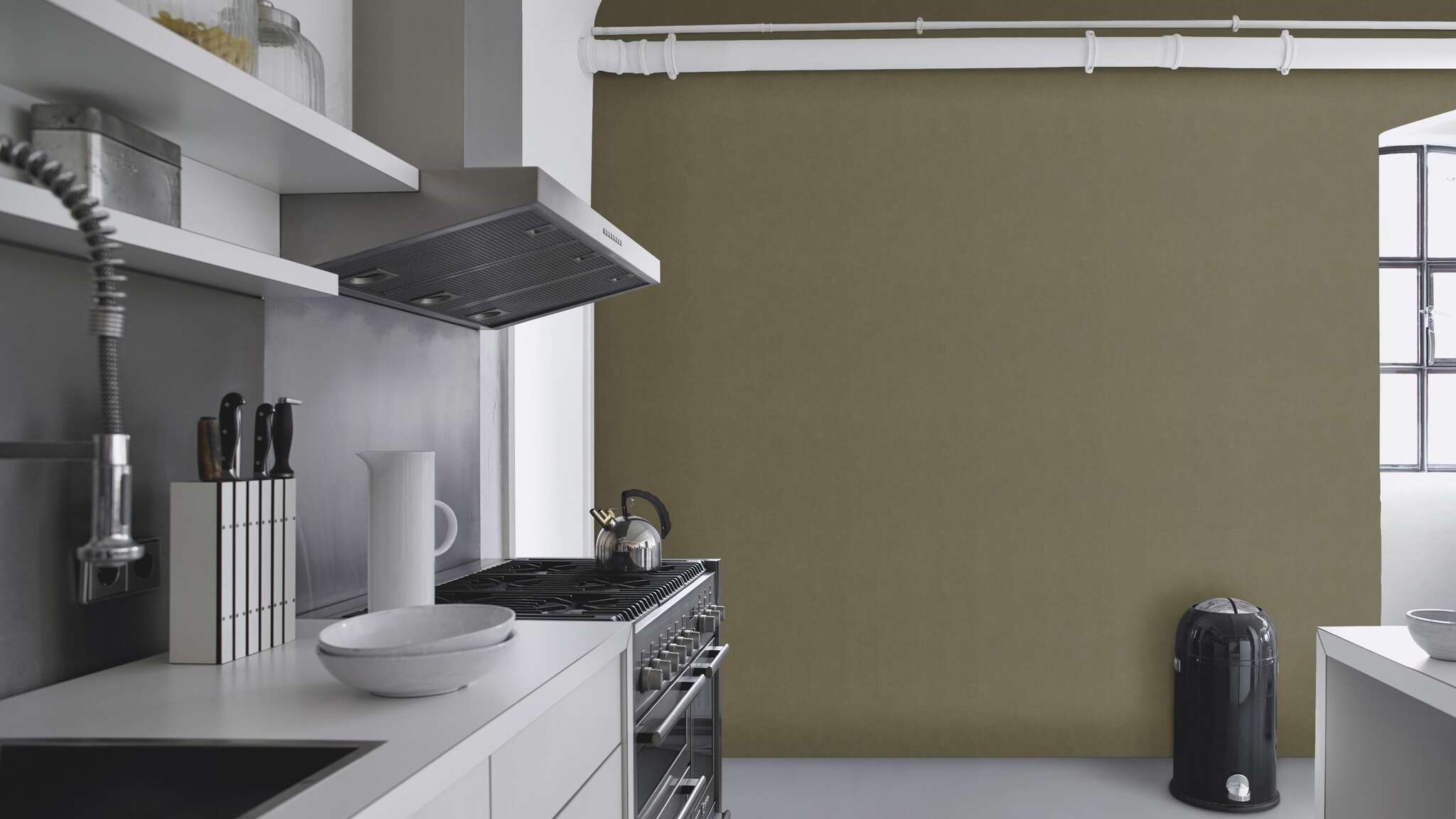 10-330120 Raumsituationen 1 Room with Olive-coloured wallpaper with a textile surface – for natural living concepts with depth.