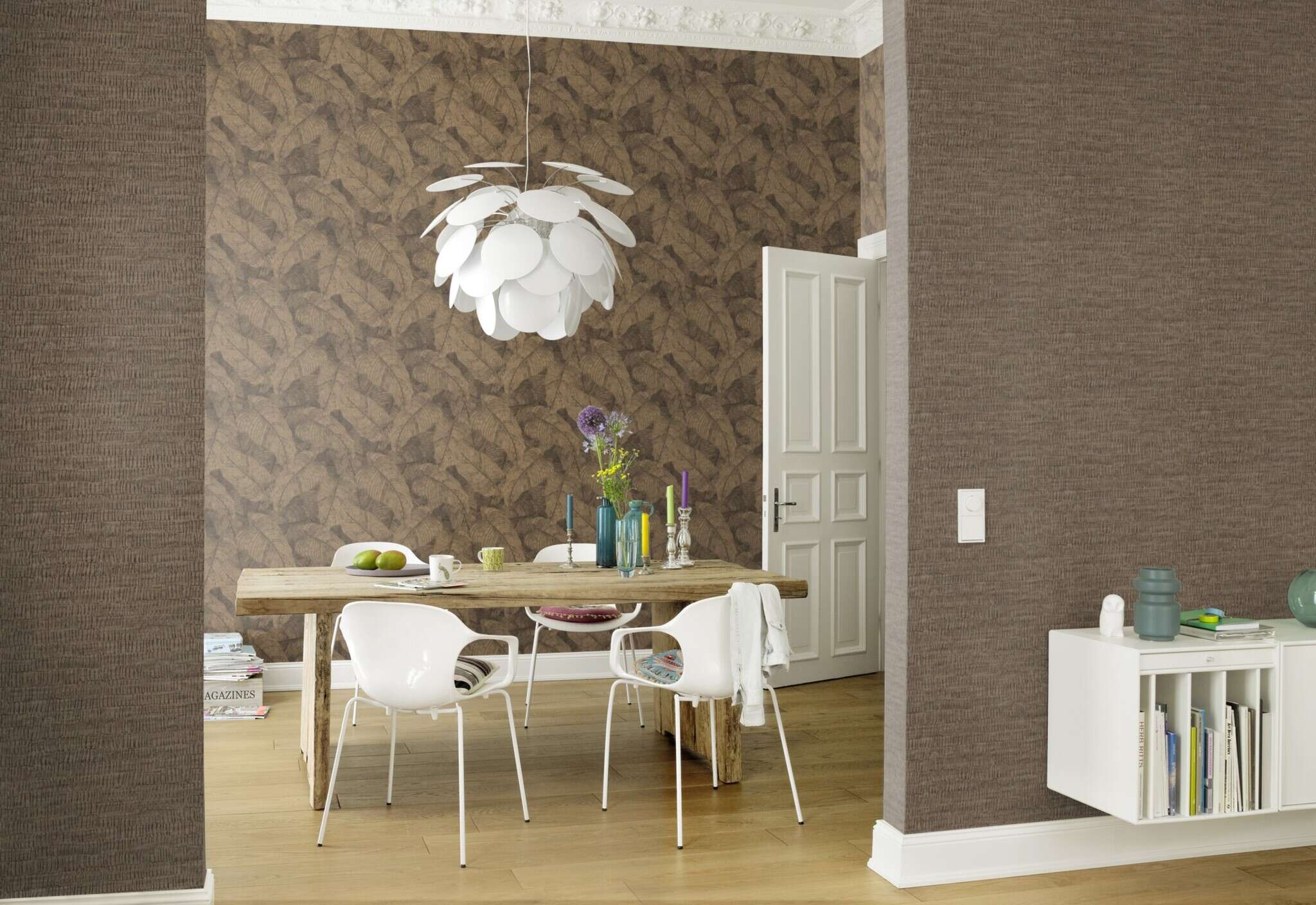 10-720570 Raumsituationen 3 Room with Large, overlapping leaves in gold with a drawn look and a subtle sheen