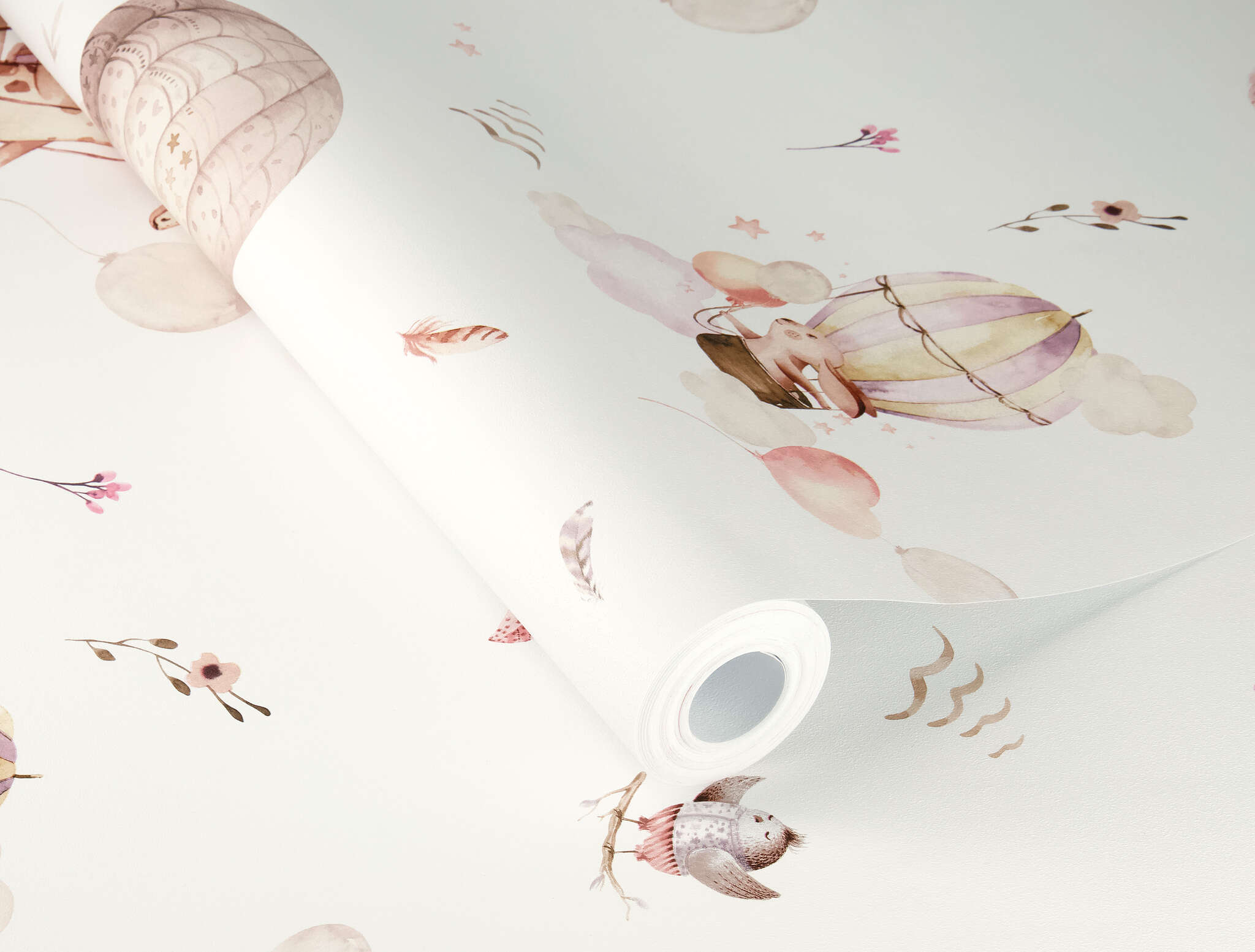 10-300529 Detailaufnahmen 1 Image détaillée de Papier peint enchanteur pour enfants avec des montgolfières et des motifs animaliers dans des tons roses