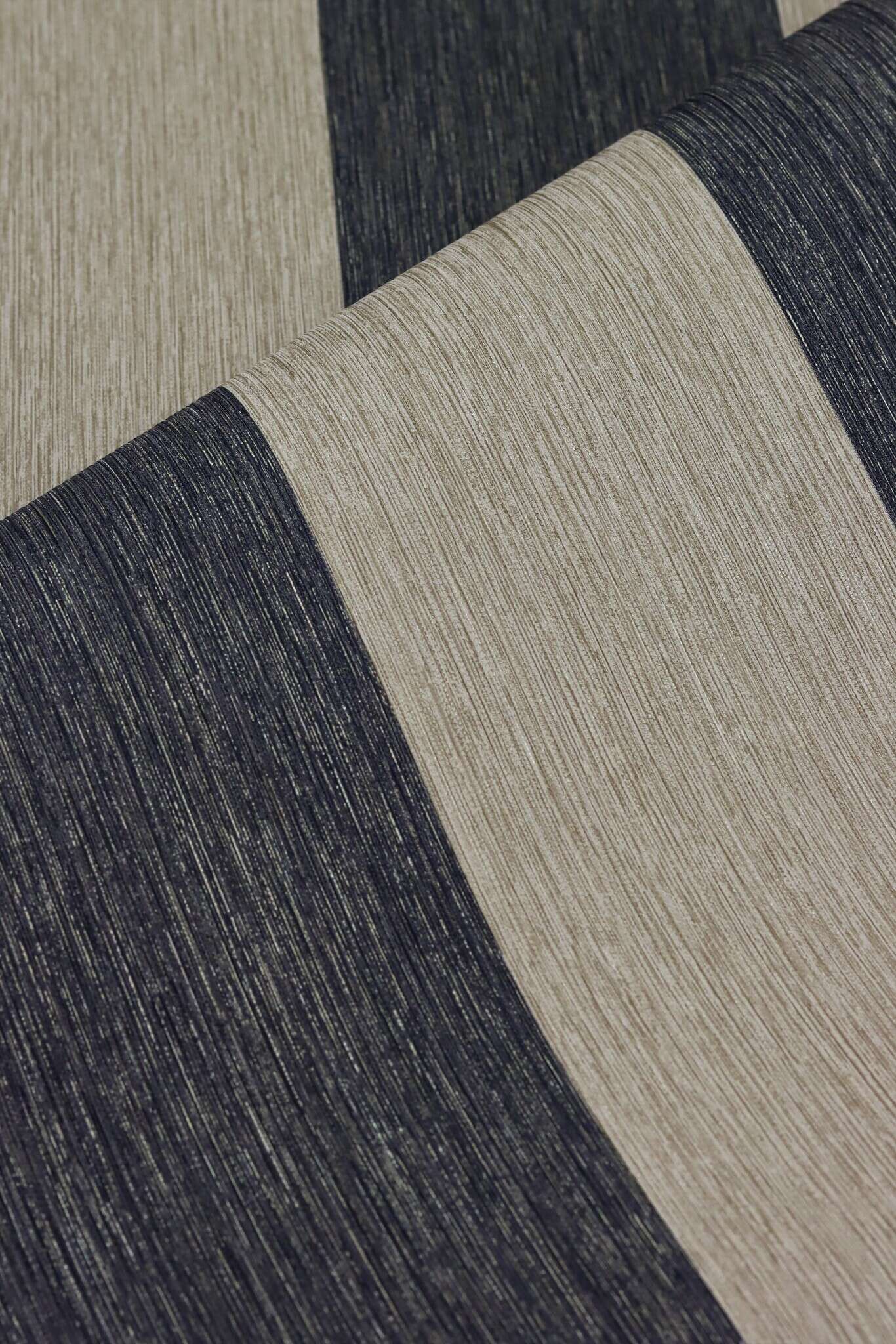 10-844030 Detailaufnahmen 13 Detailed image of Wallpaper with block stripes and grooved texture