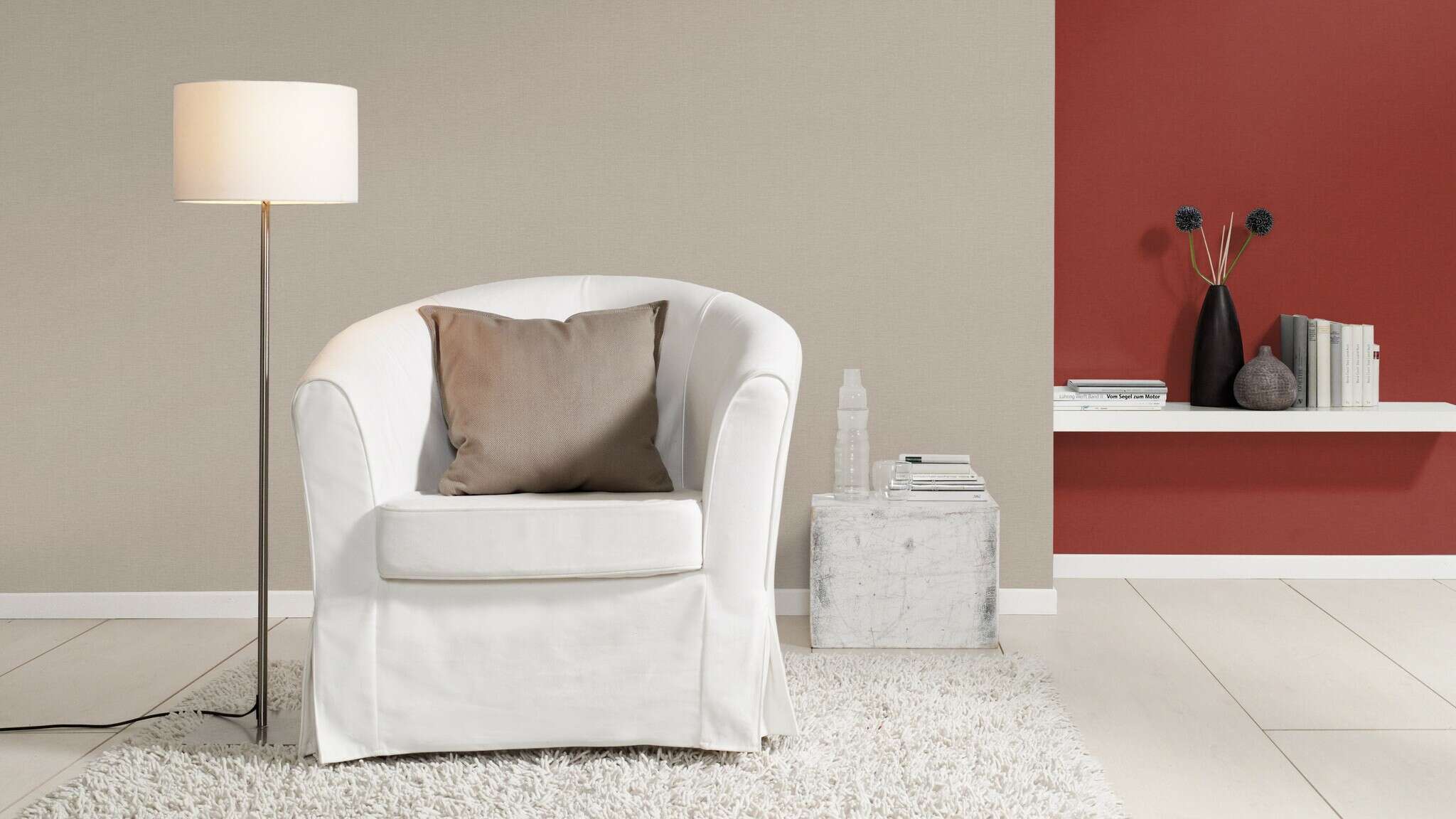 10-452020 Raumsituationen 3 Raum mit Dezente hellbraune Tapete mit textiler Anmutung und textiler Oberfläche.