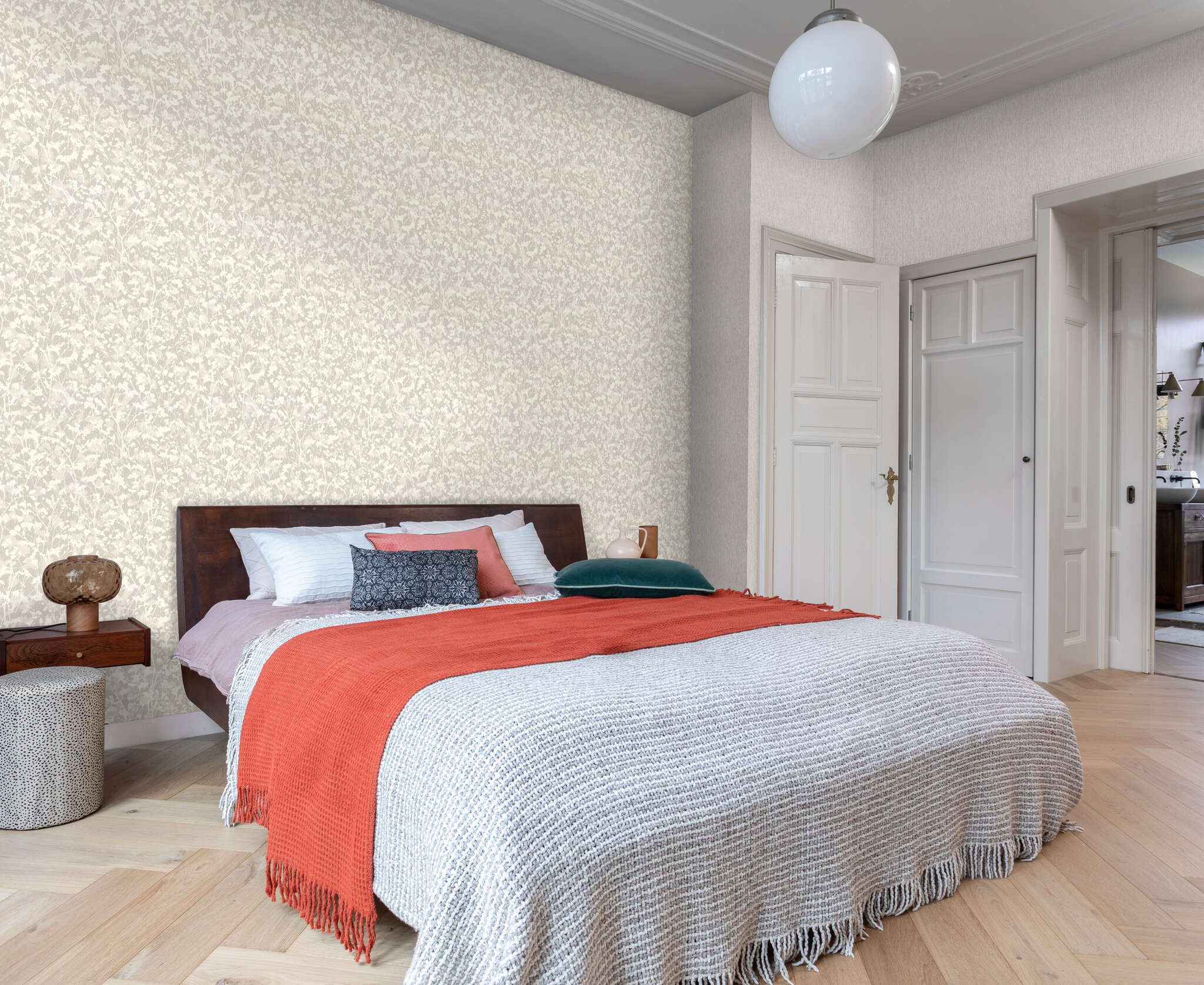 10-720761 Raumbilder 1 Room with Wallpaper with plant silhouettes and a fine vertical texture