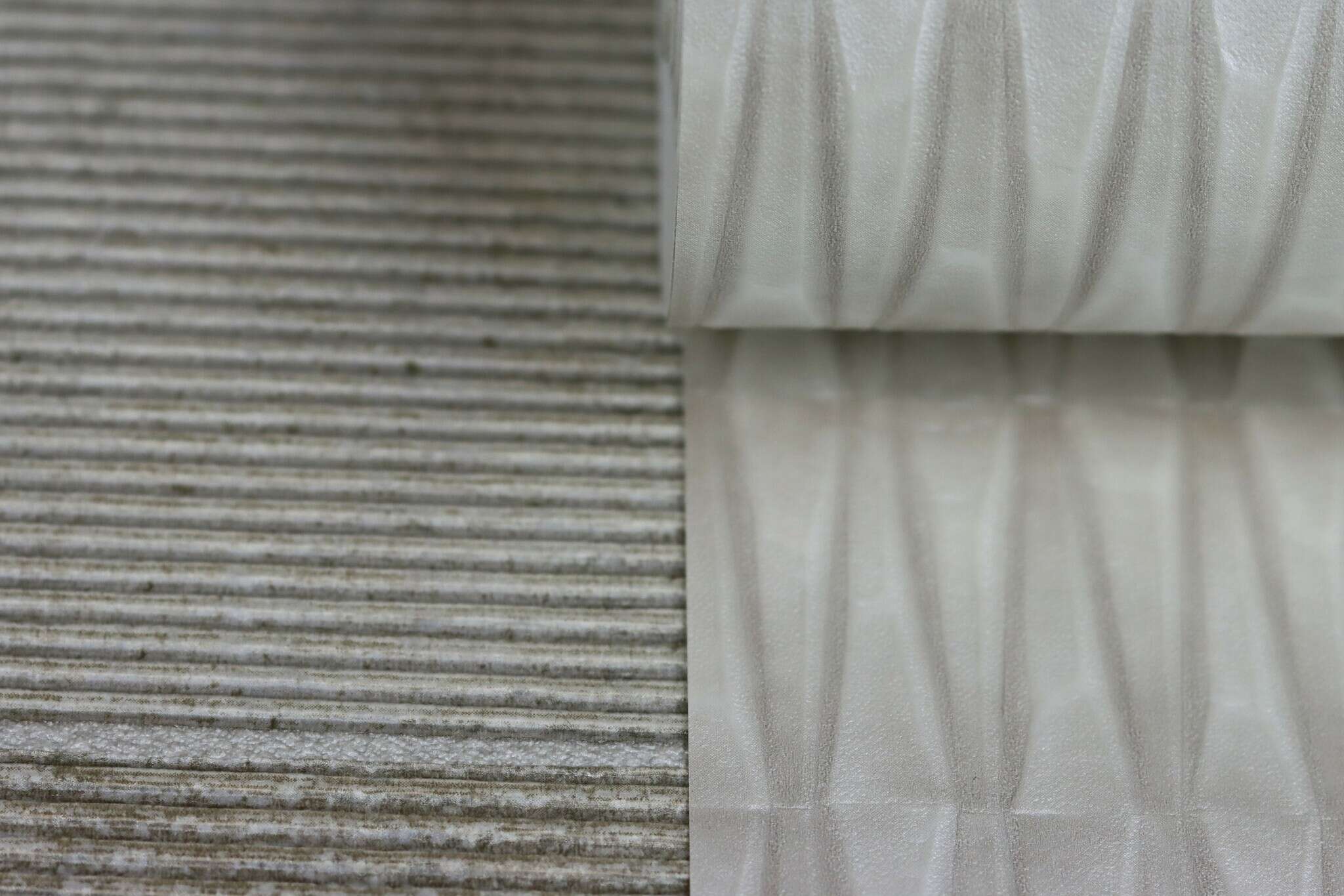 10-428209 Detailaufnahmen 13 Detailed image of Non-woven wallpaper with rectangular tile pattern in various beige tones with concrete texture.