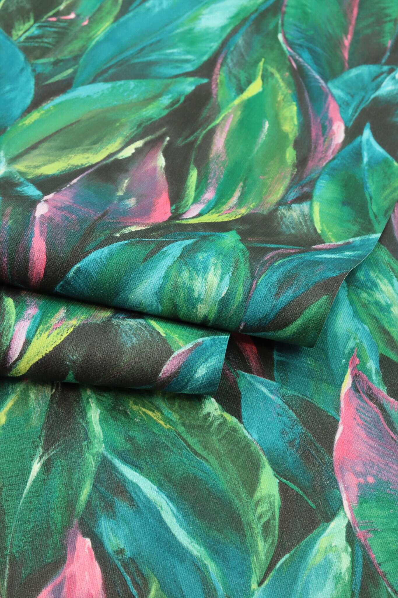 10-537352 Detailaufnahmen 13 Detailed image of Large leaves in green, pink and turquoise are evenly distributed across the wall