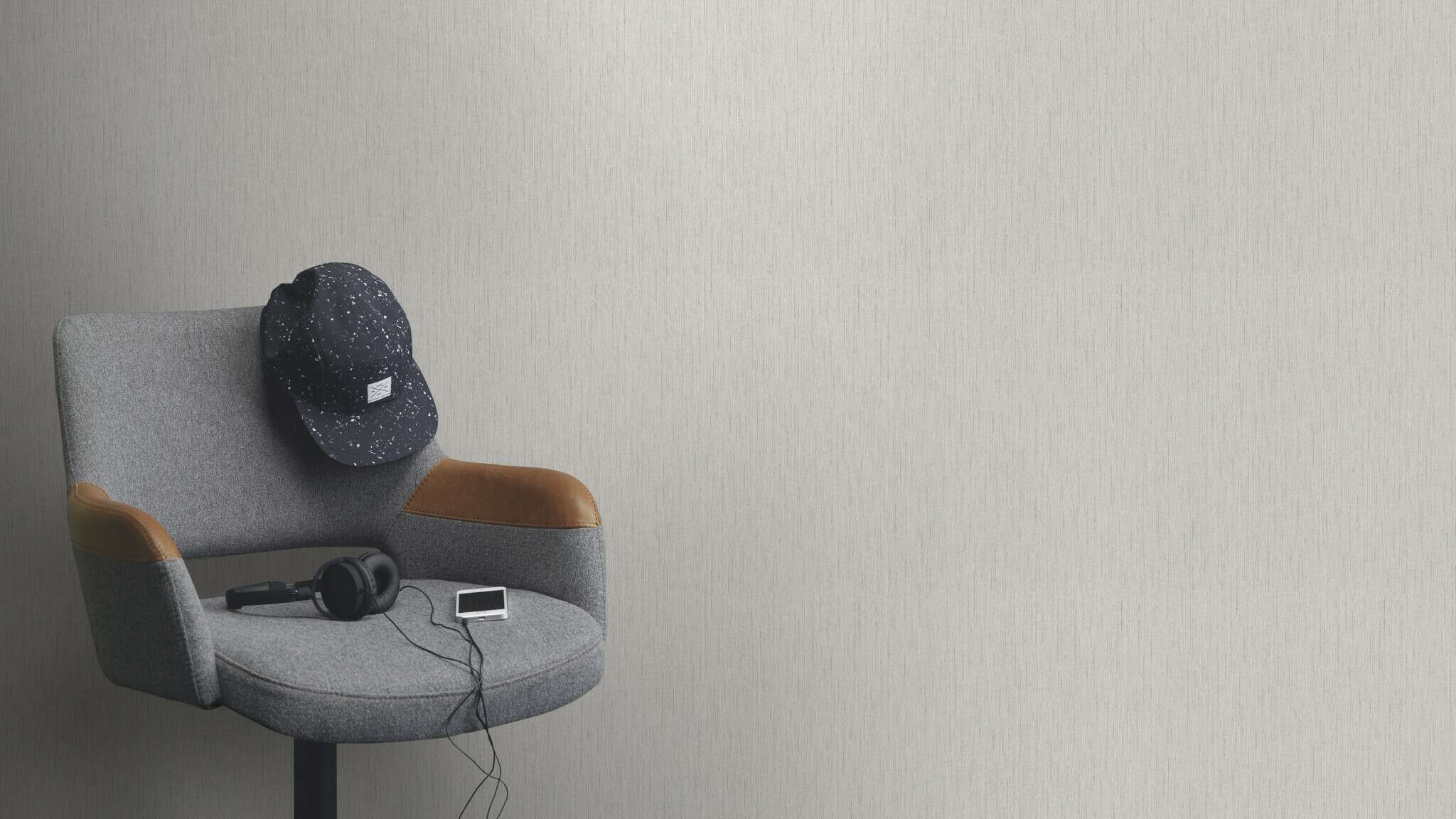 10-536126 Raumsituationen 5 Room with Wallpaper with a vertical texture, fine grooves and a glossy effect