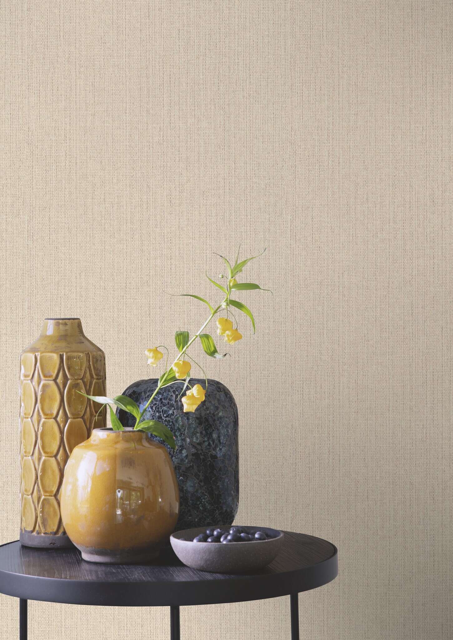 10-407938 Raumsituationen 2 Room with Subtle beige wallpaper in a textile linen look for harmonious wall design