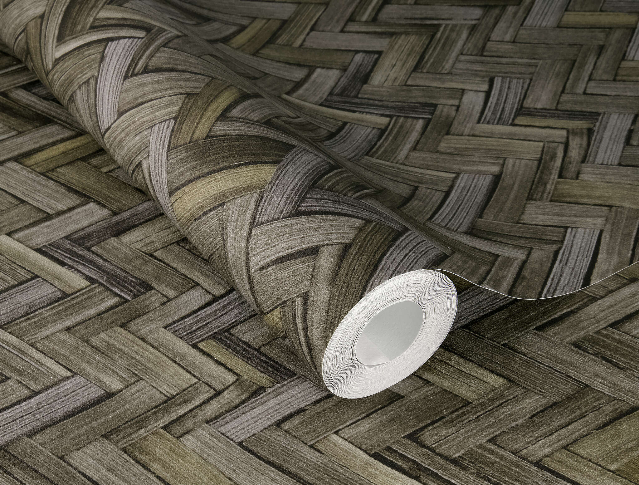 10-410358 Detailaufnahmen 1 Detailed image of Dark non-woven wallpaper with a deceptively real bamboo texture in a herringbone pattern