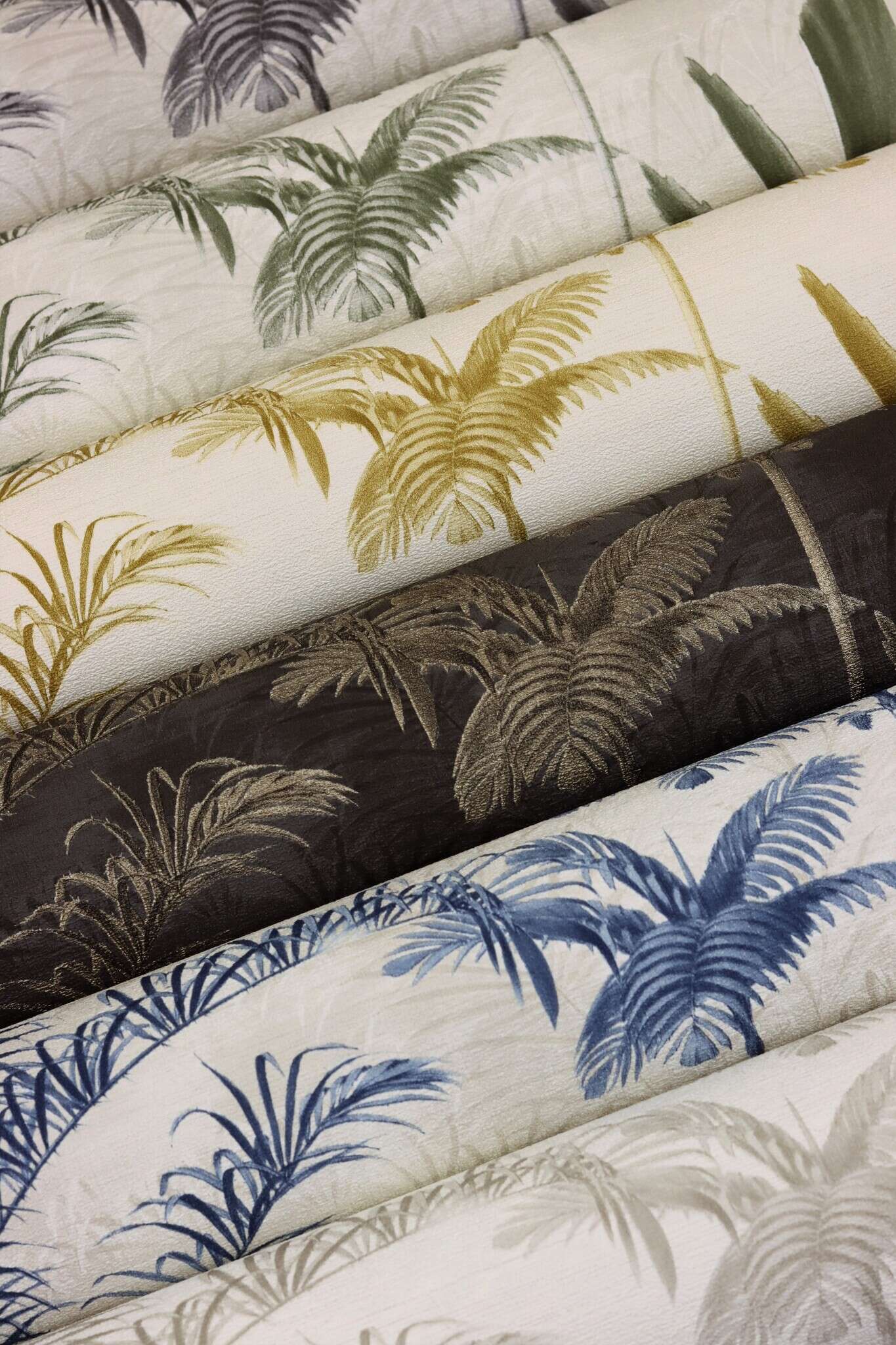 10-555141 Detailaufnahmen 4 Detailed image of Palm wallpaper with exotic leaves in a vintage look and plaster texture