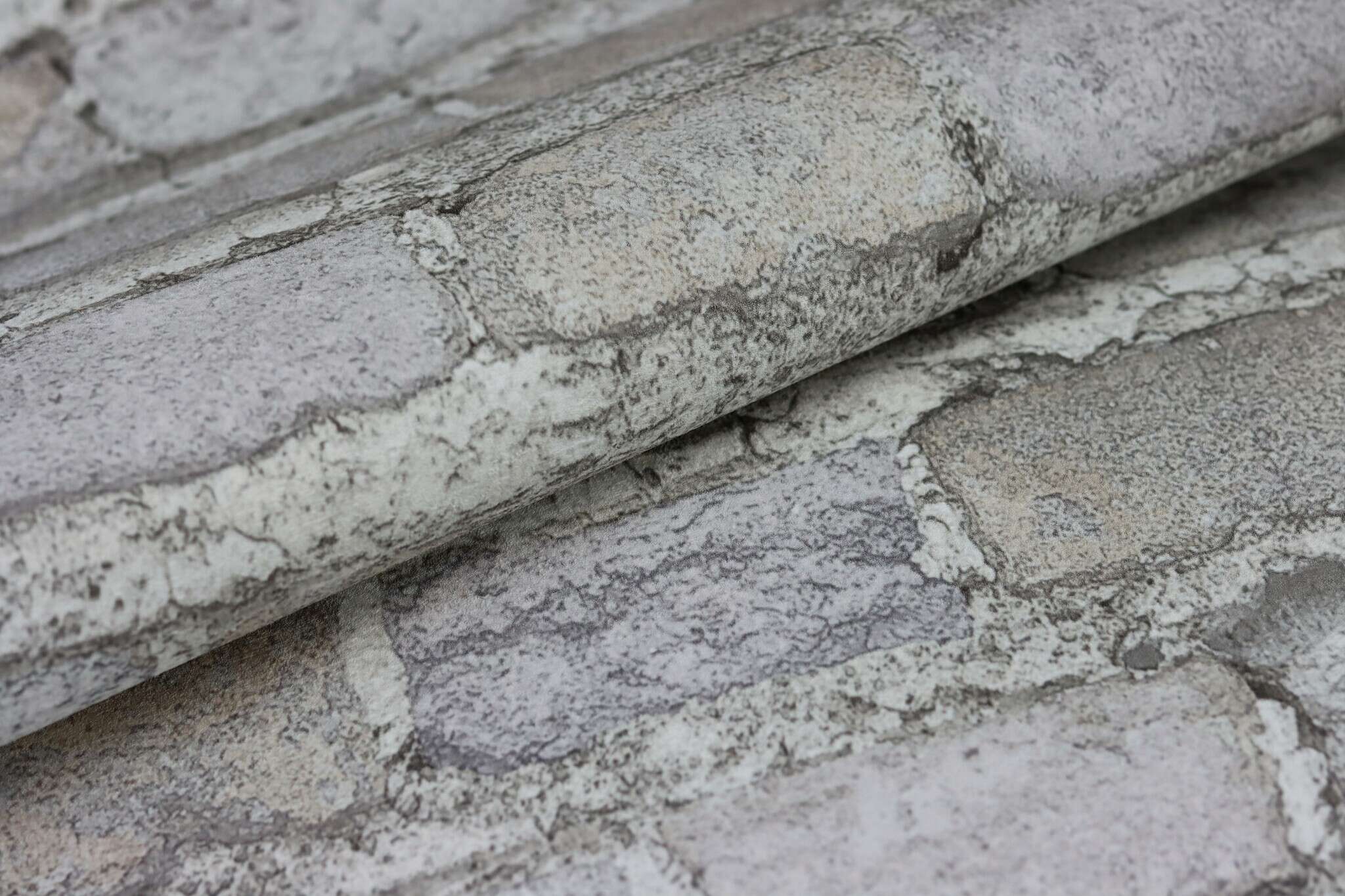 10-428049 Detailaufnahmen 6 Detailed image of Non-woven wallpaper with realistic brick texture in light grey with slight colour variations.