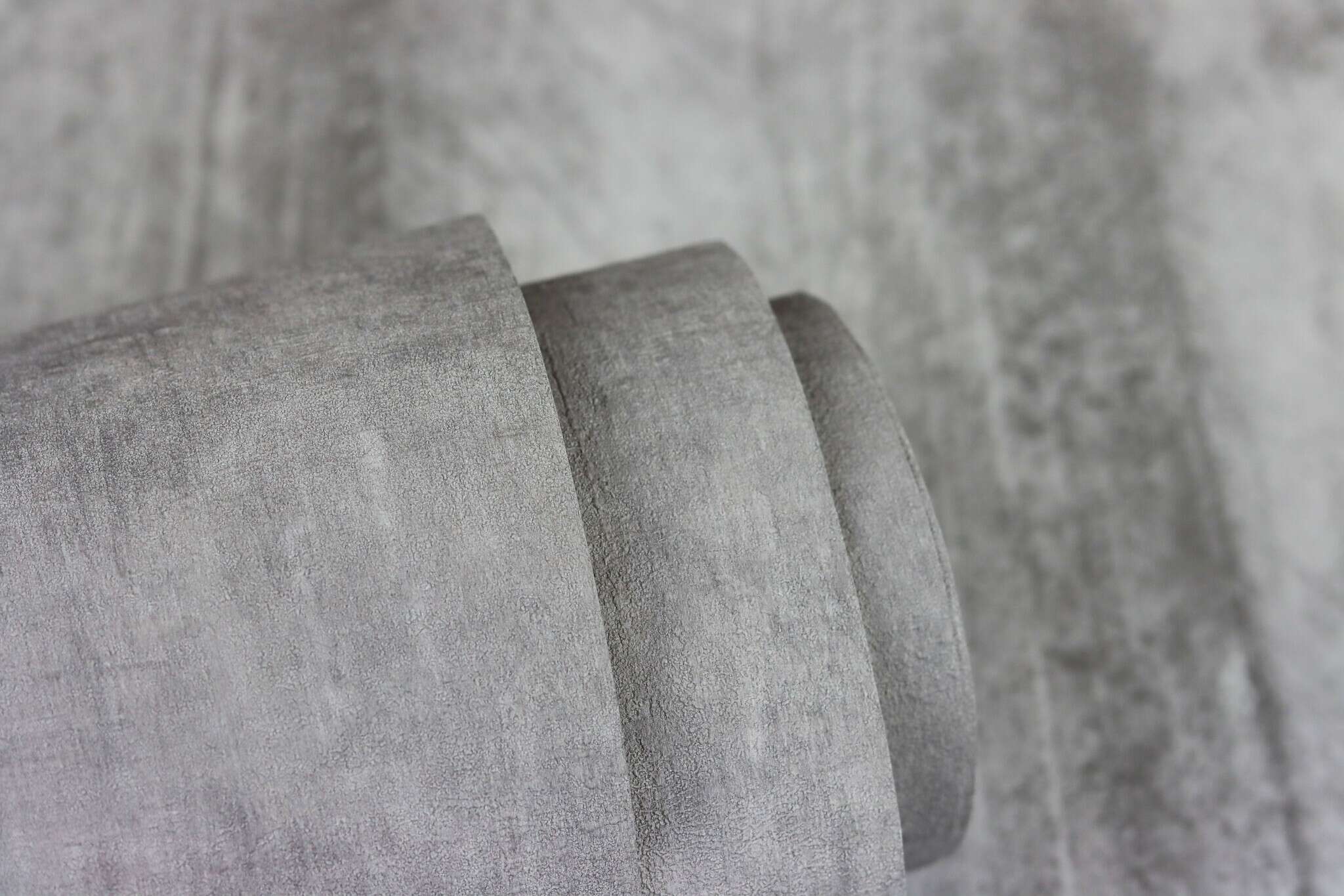 10-429237 Detailaufnahmen 36 Detailed image of Non-woven wallpaper with a textured surface in light grey.