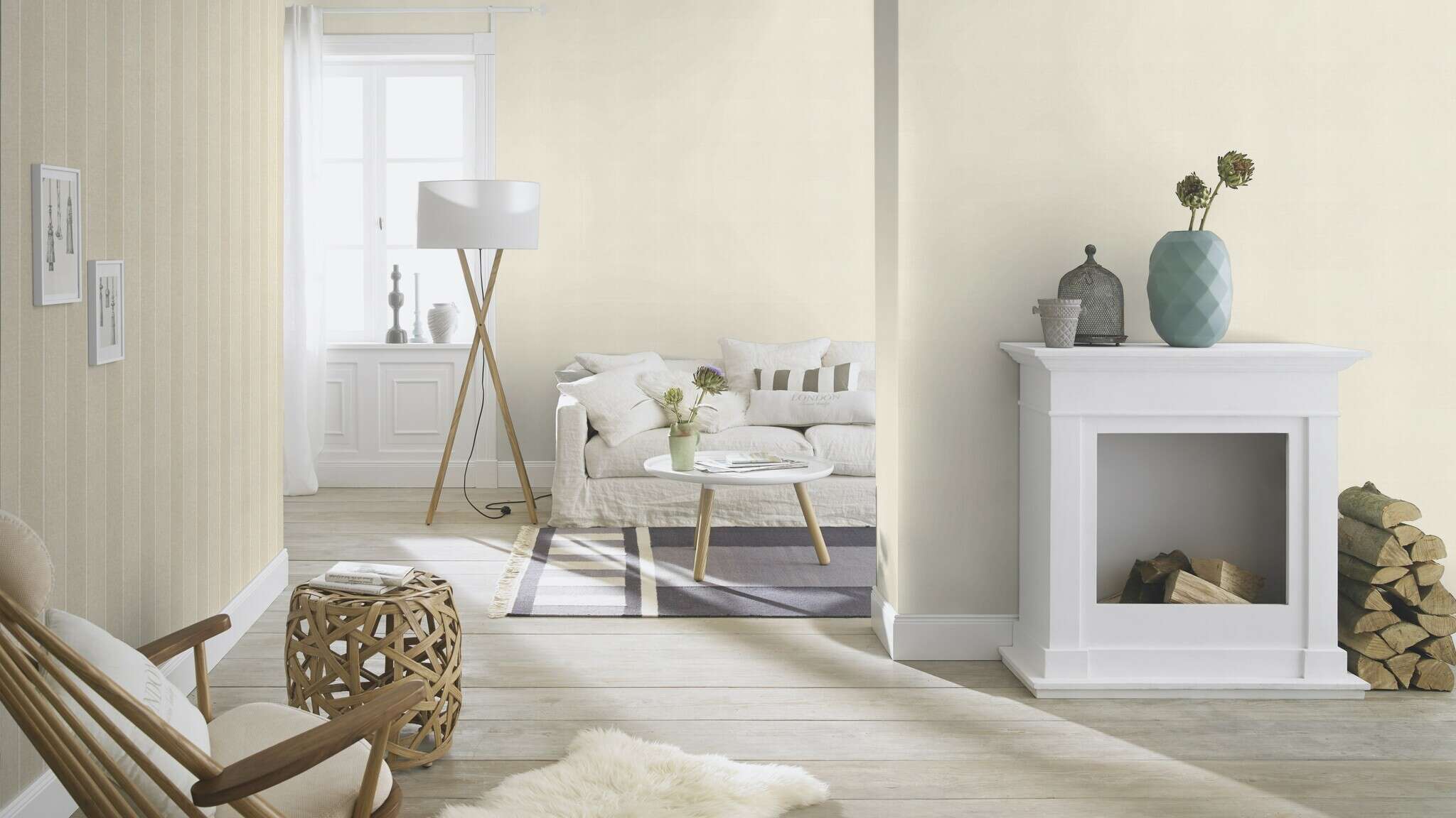 10-463910 Raumsituationen 8 Room with Subtle striped wallpaper with alternating wide and narrow lines in natural beige tones – classic, elegant and versatile.