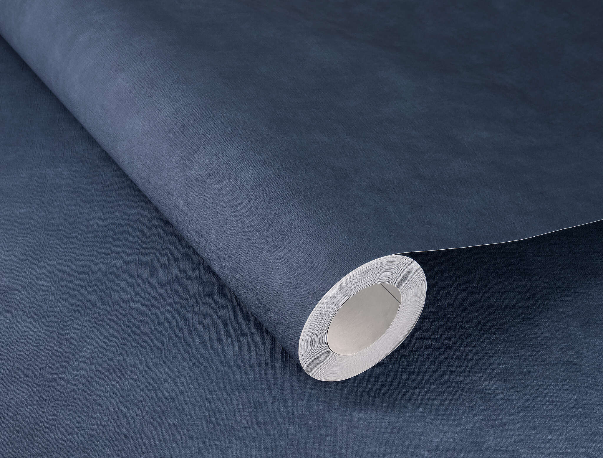10-330106 Detailaufnahmen 1 Detailbild von Dunkelblaue Uni-Tapete in textiler Optik – elegant, ruhig und perfekt für stilvolle Akzente.